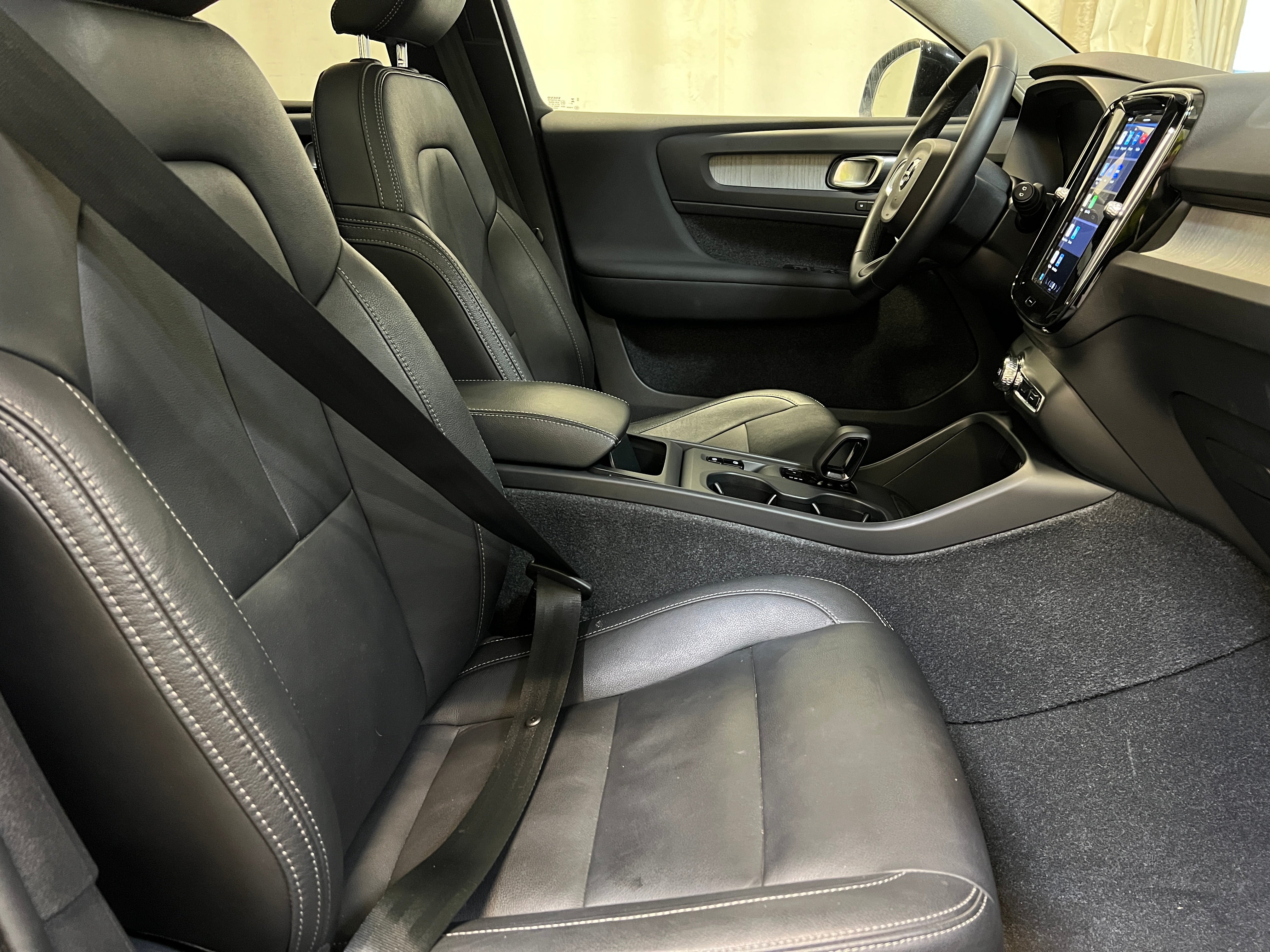 2024 Volvo XC40 B5 Core 2