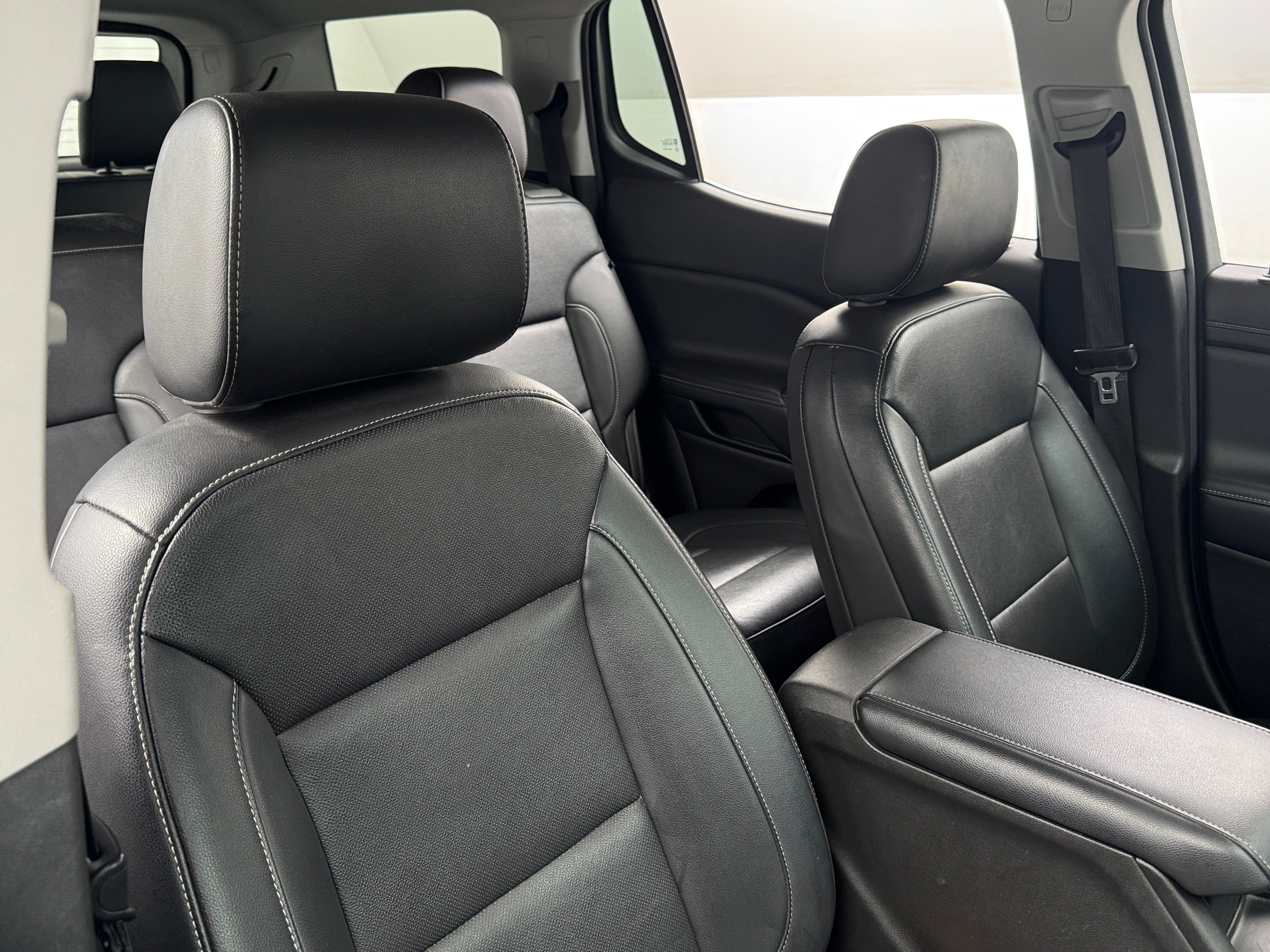 2023 GMC Acadia SLT 2