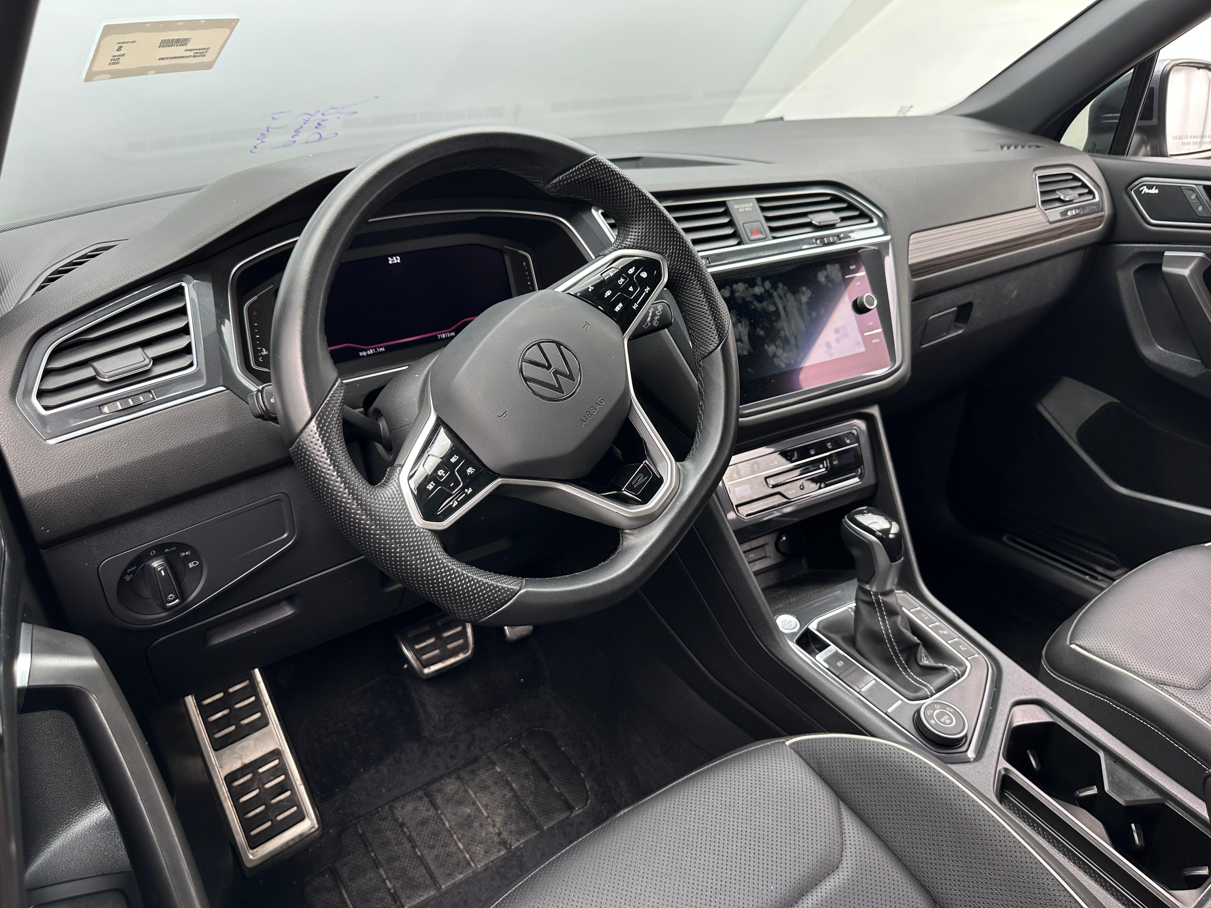 2022 Volkswagen Tiguan SE R-Line 2