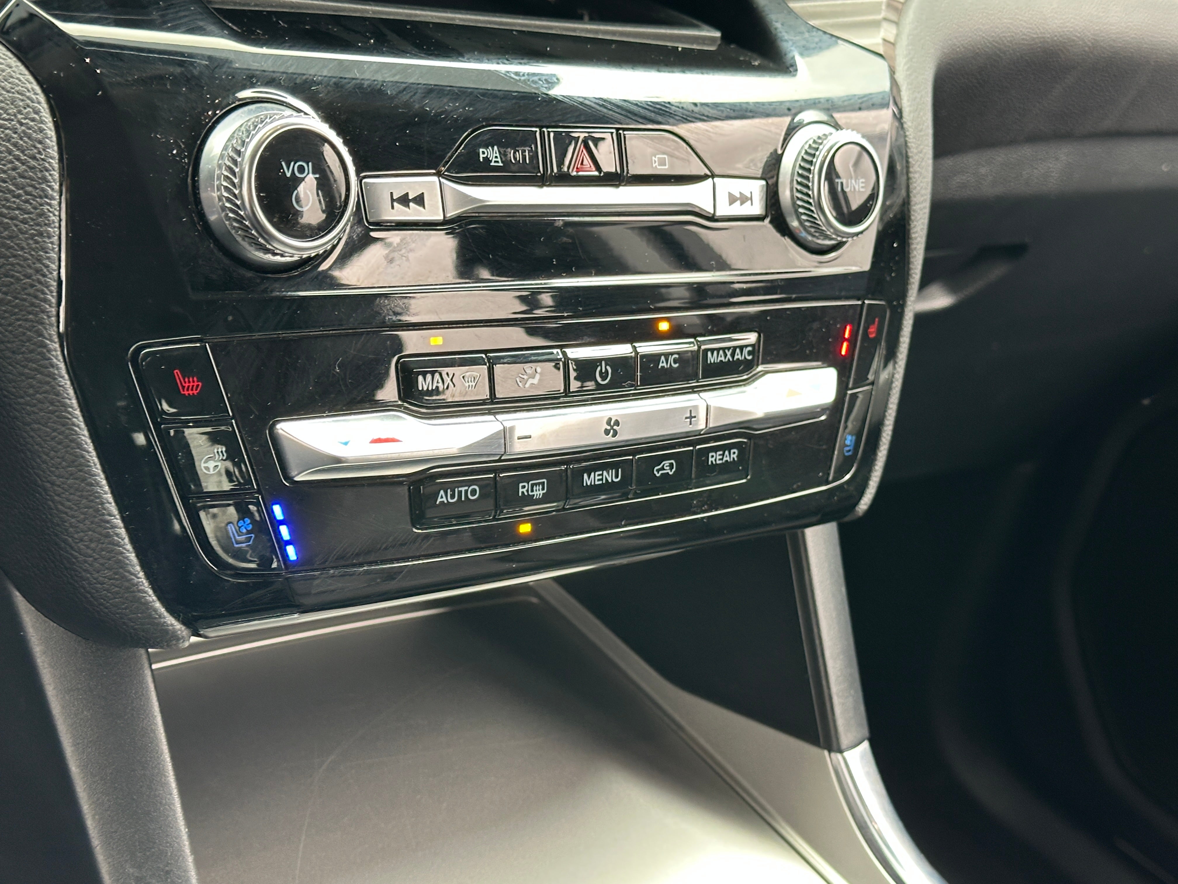 2023 Ford Explorer Limited 3