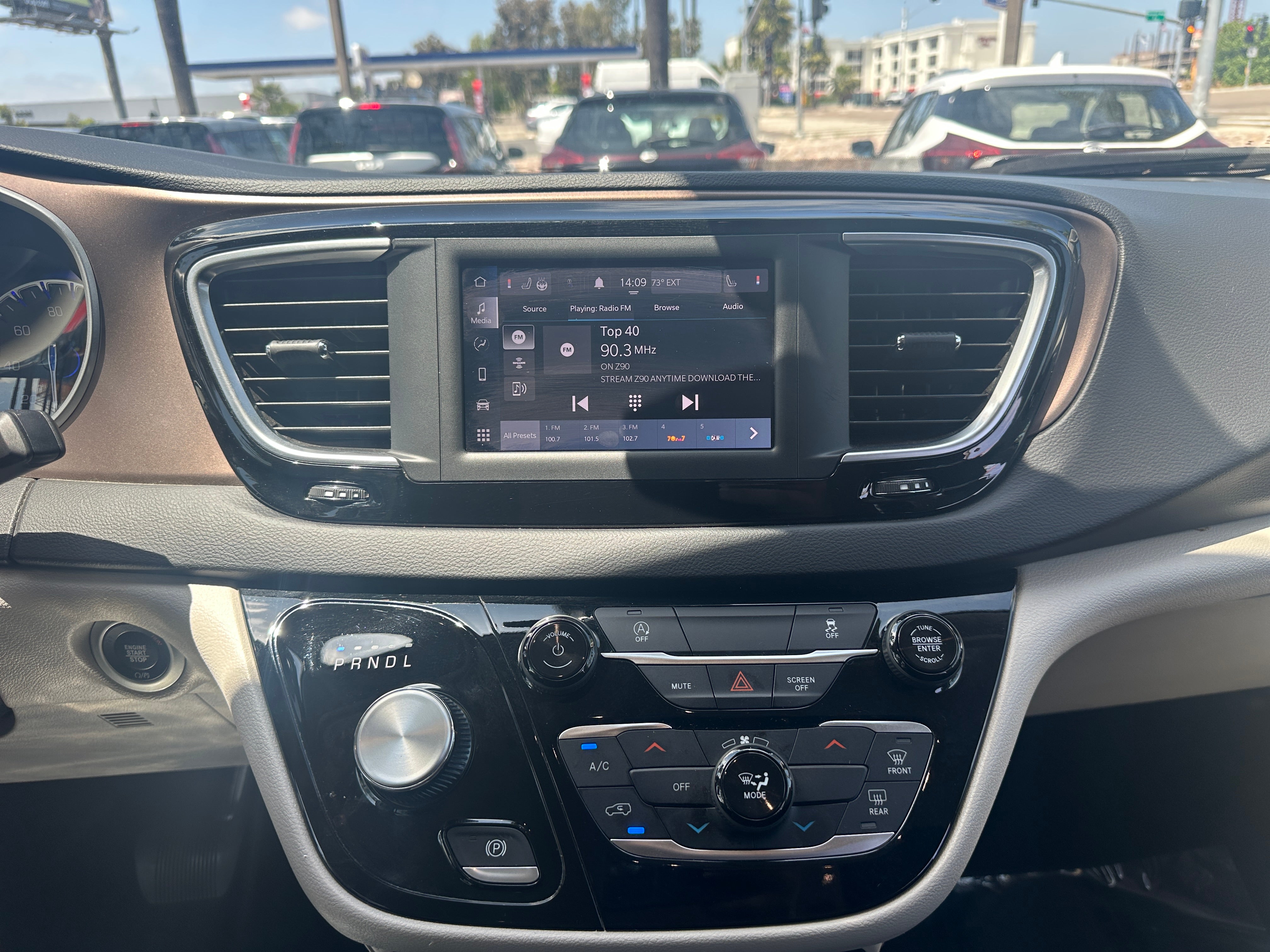 2023 Chrysler Voyager LX 4