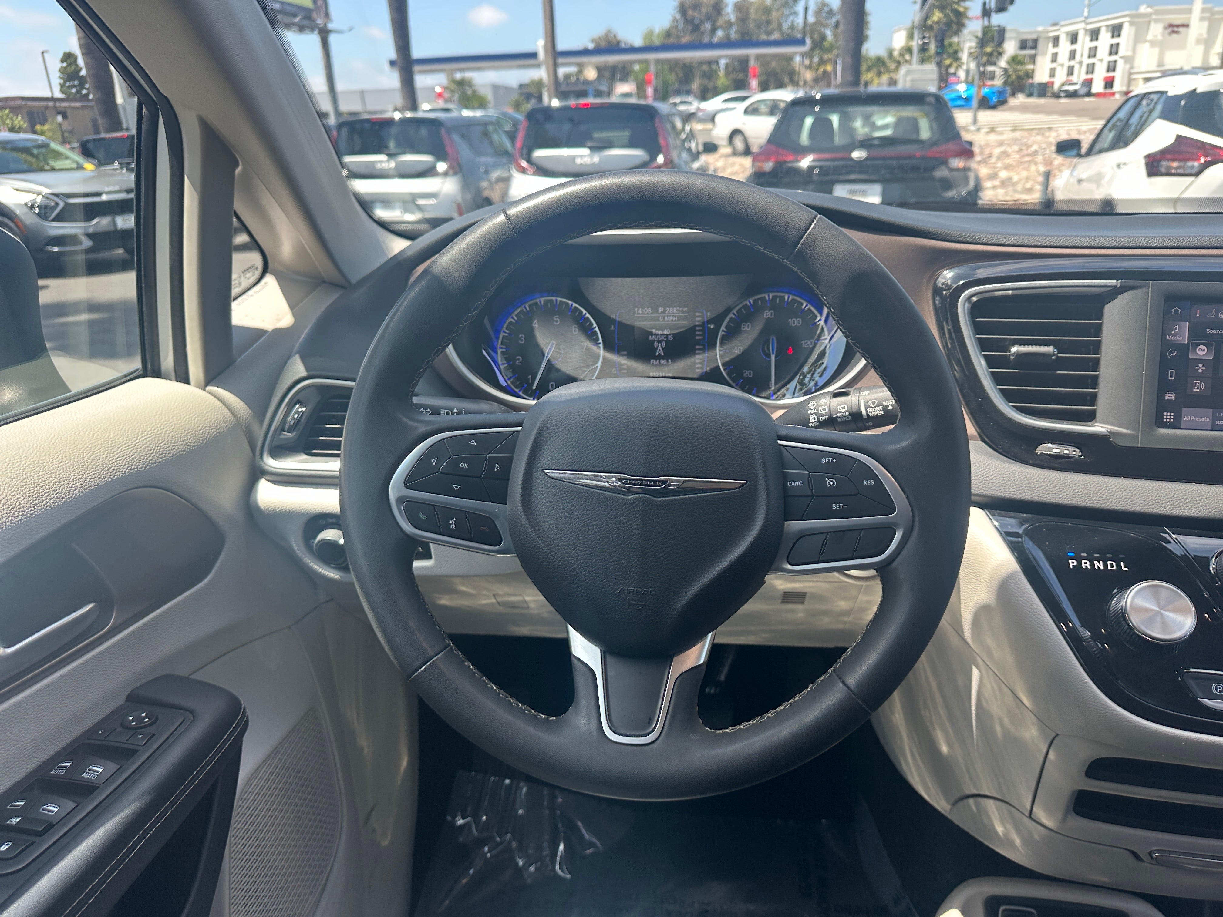2023 Chrysler Voyager LX 5