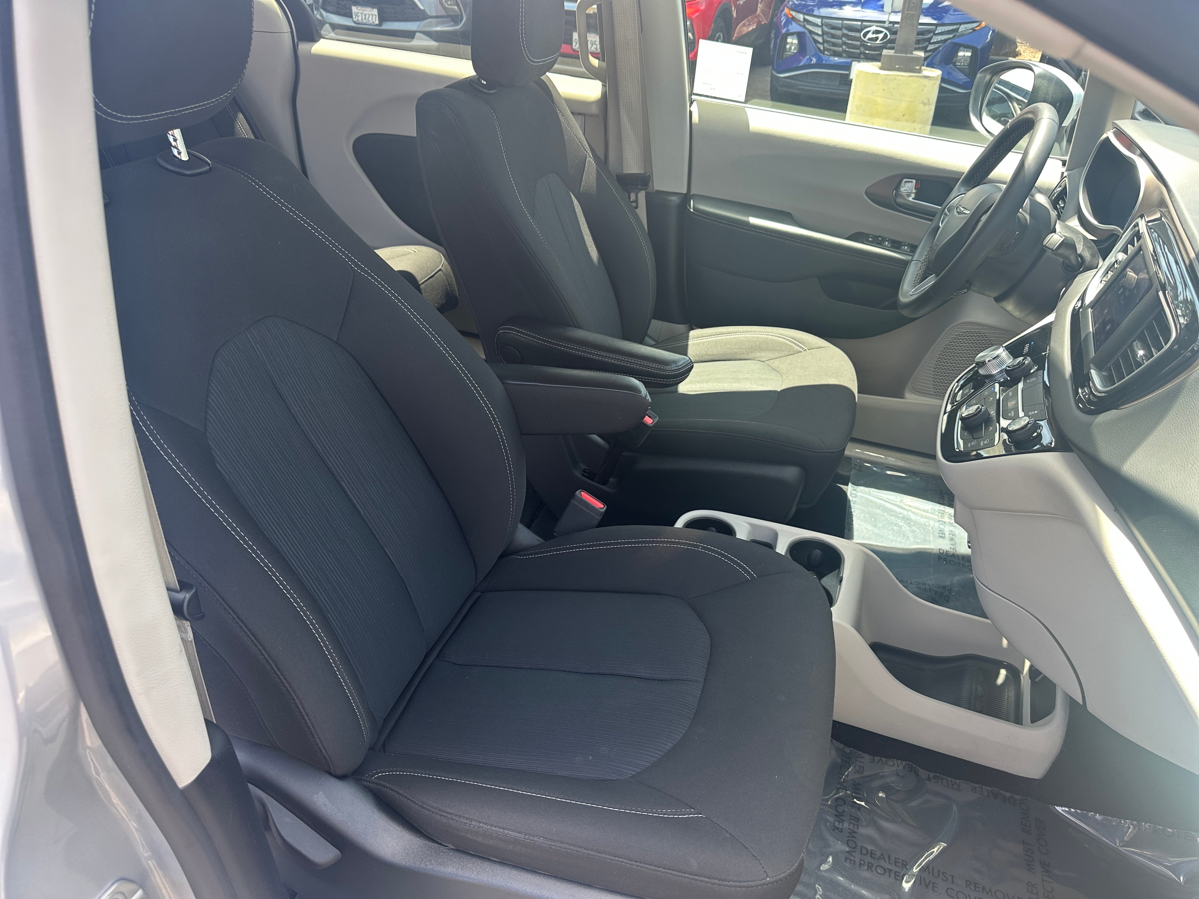 2023 Chrysler Voyager LX 2
