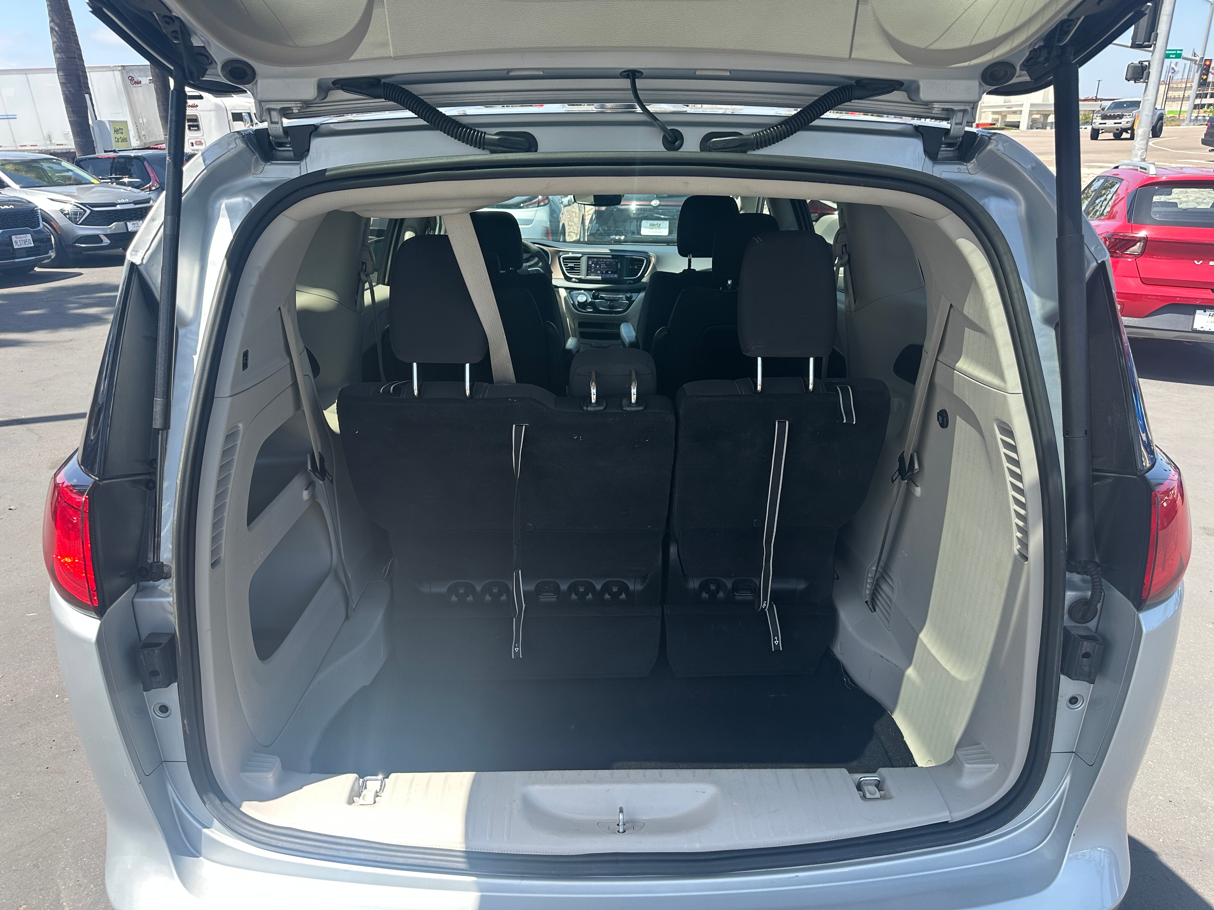 2023 Chrysler Voyager LX 7