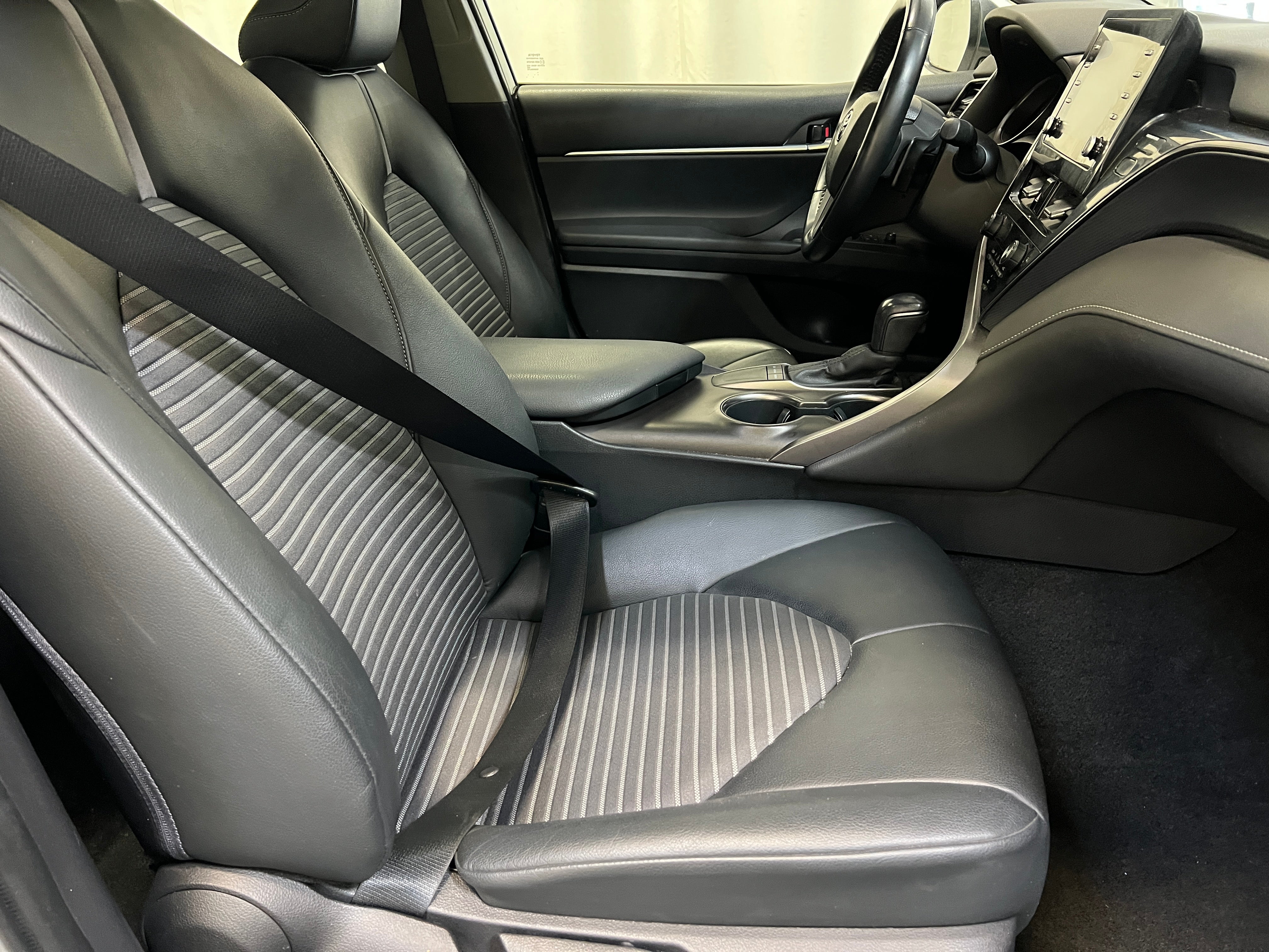 2022 Toyota Camry SE 2
