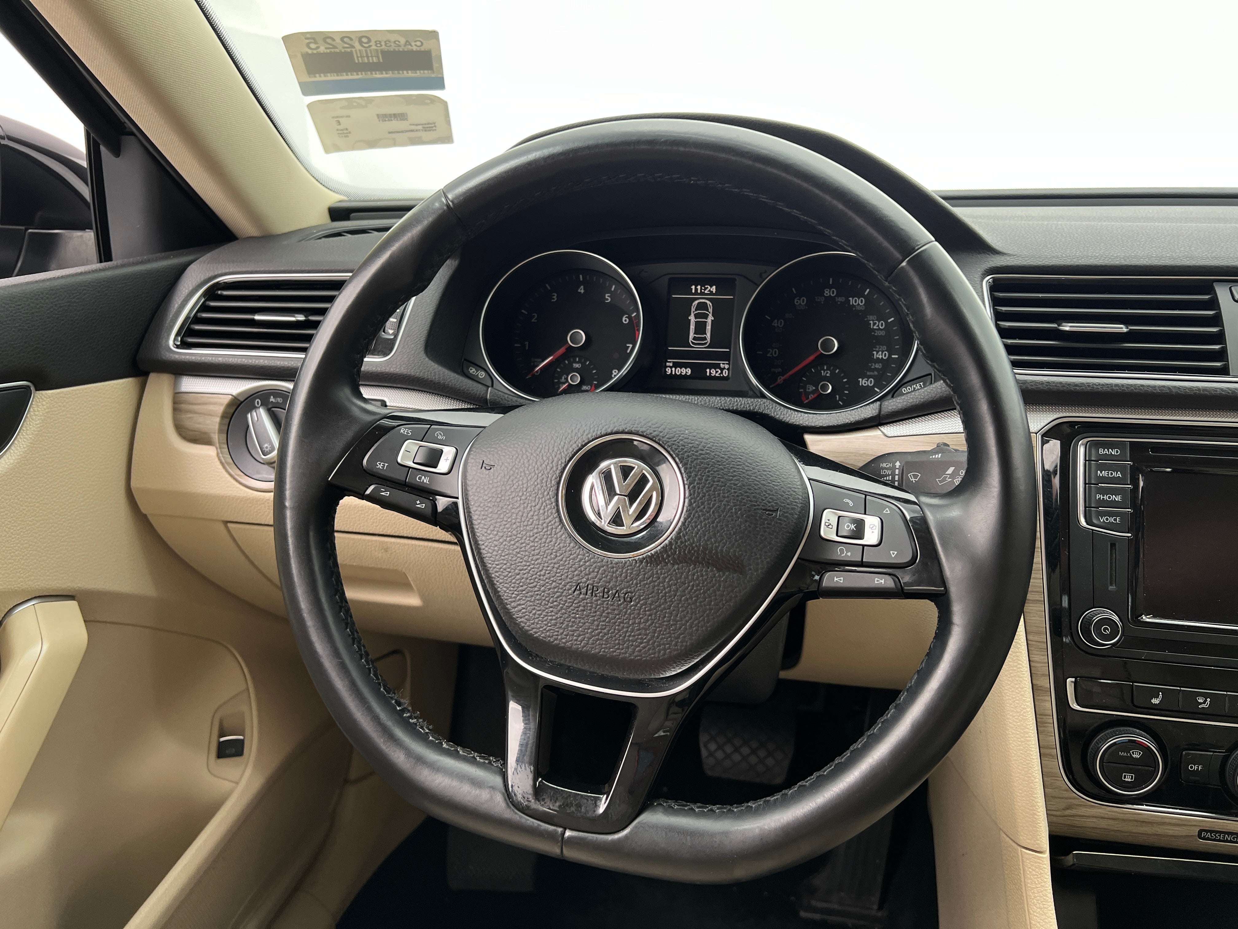 2017 Volkswagen Passat SE 4