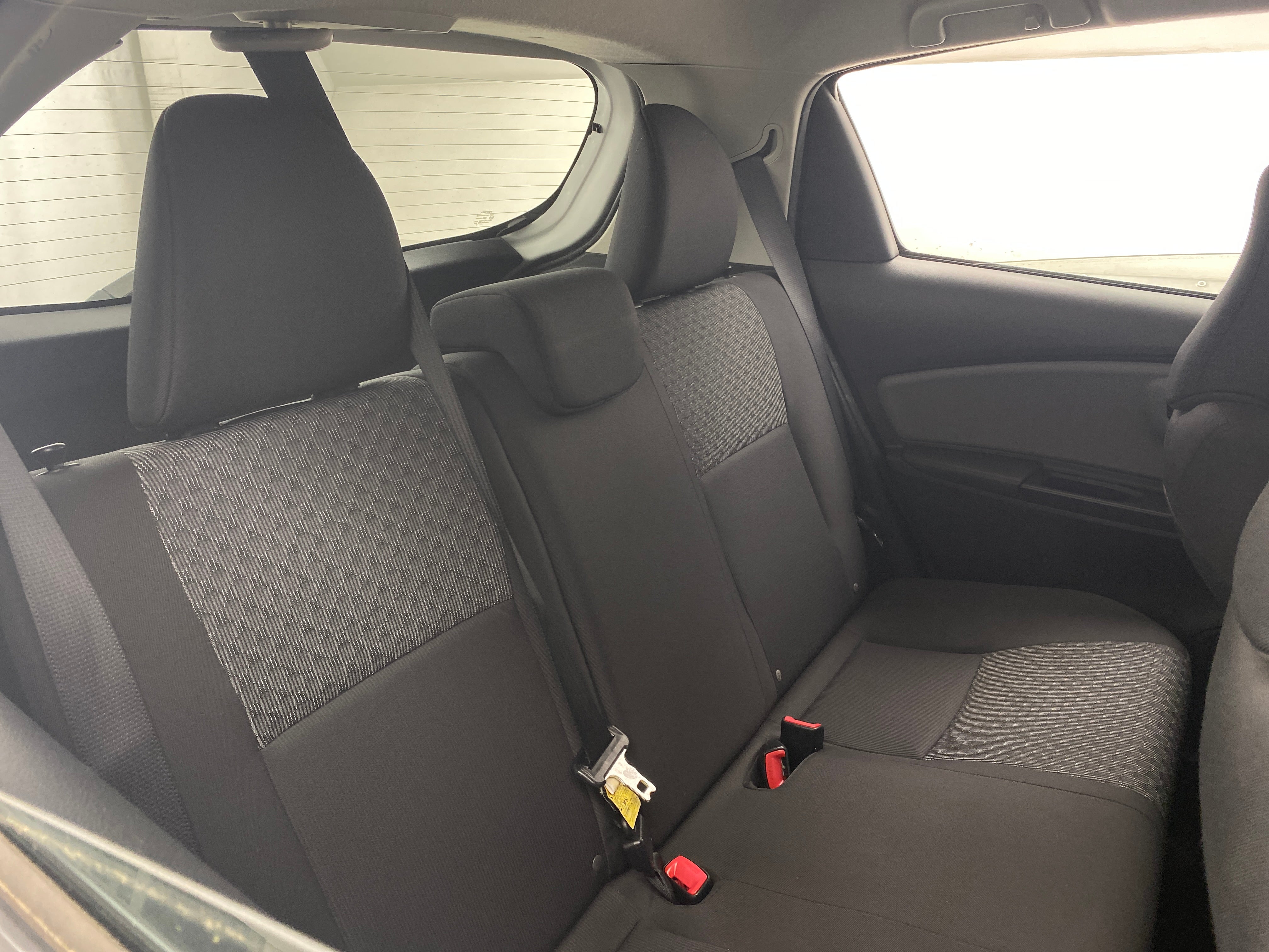 2015 Toyota Yaris L 6