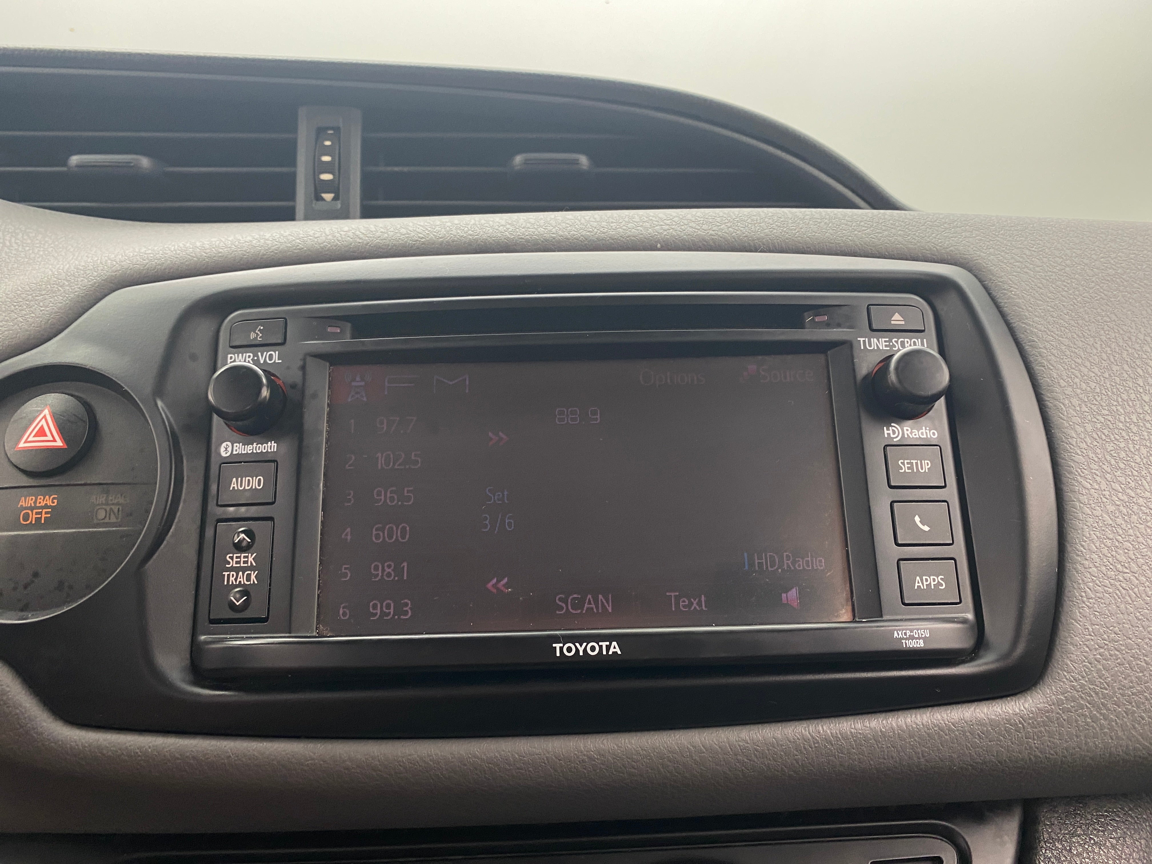 2015 Toyota Yaris L 4