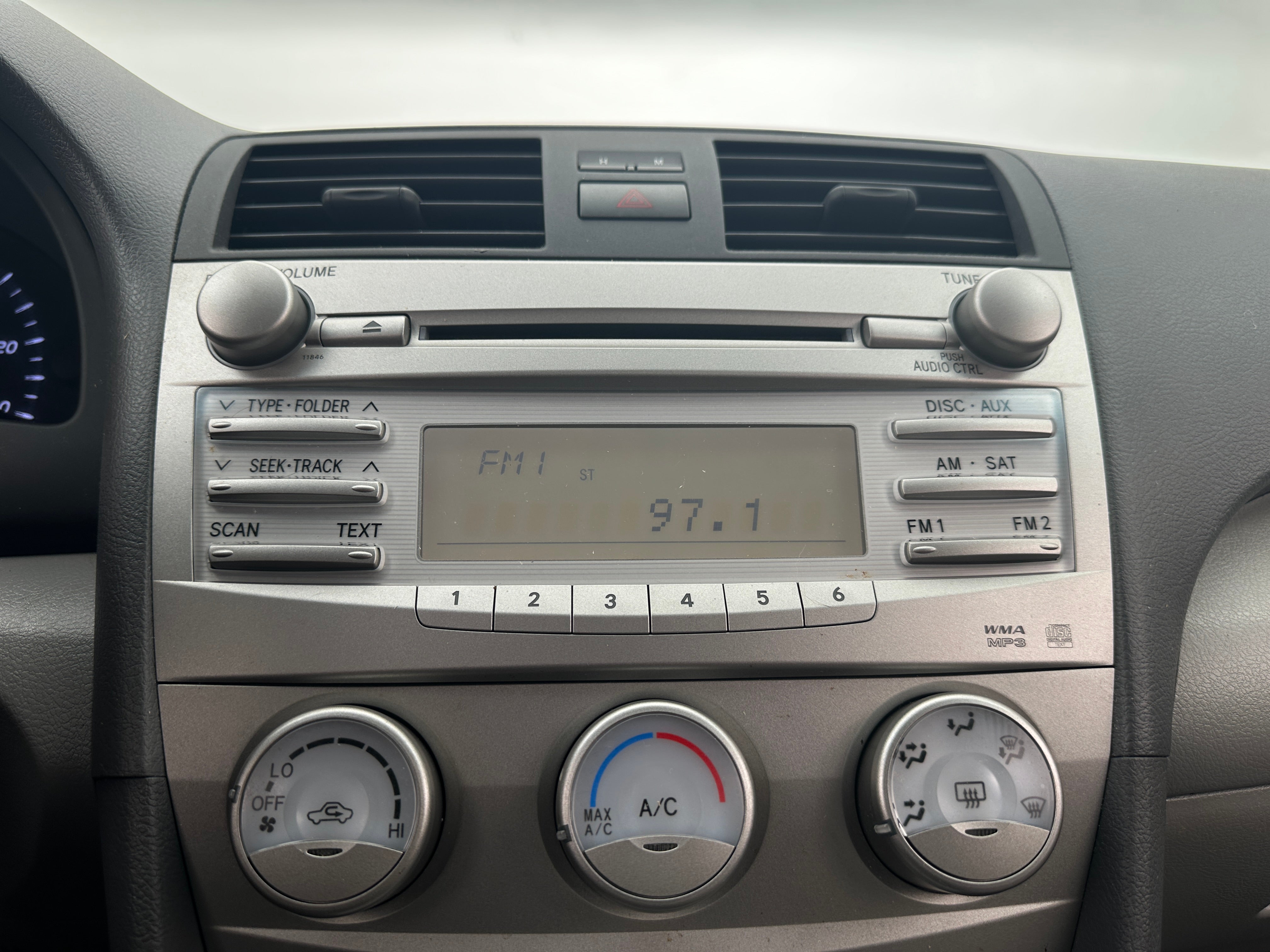 2011 Toyota Camry LE 4