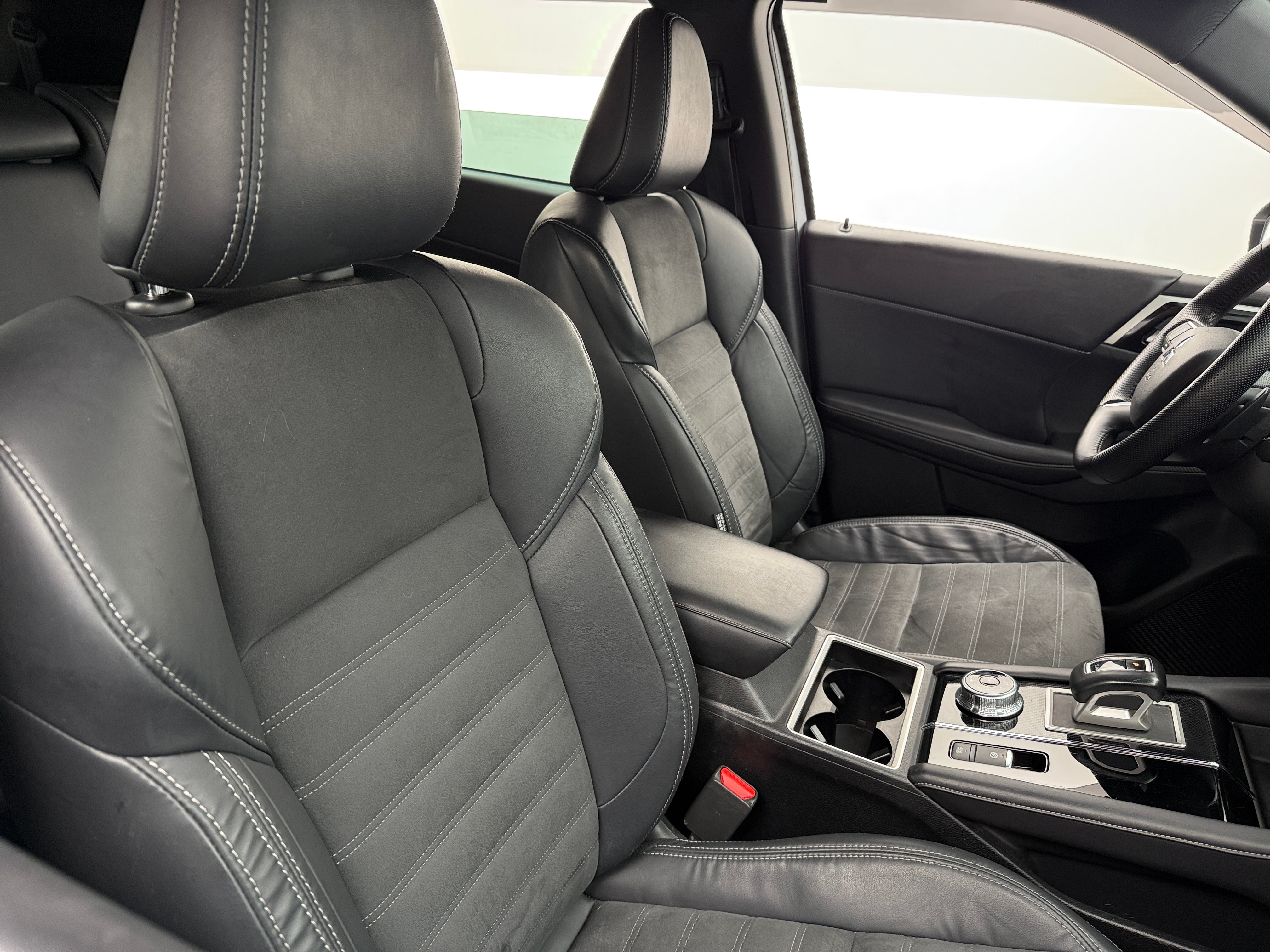 2022 Mitsubishi Outlander Black Edition 2