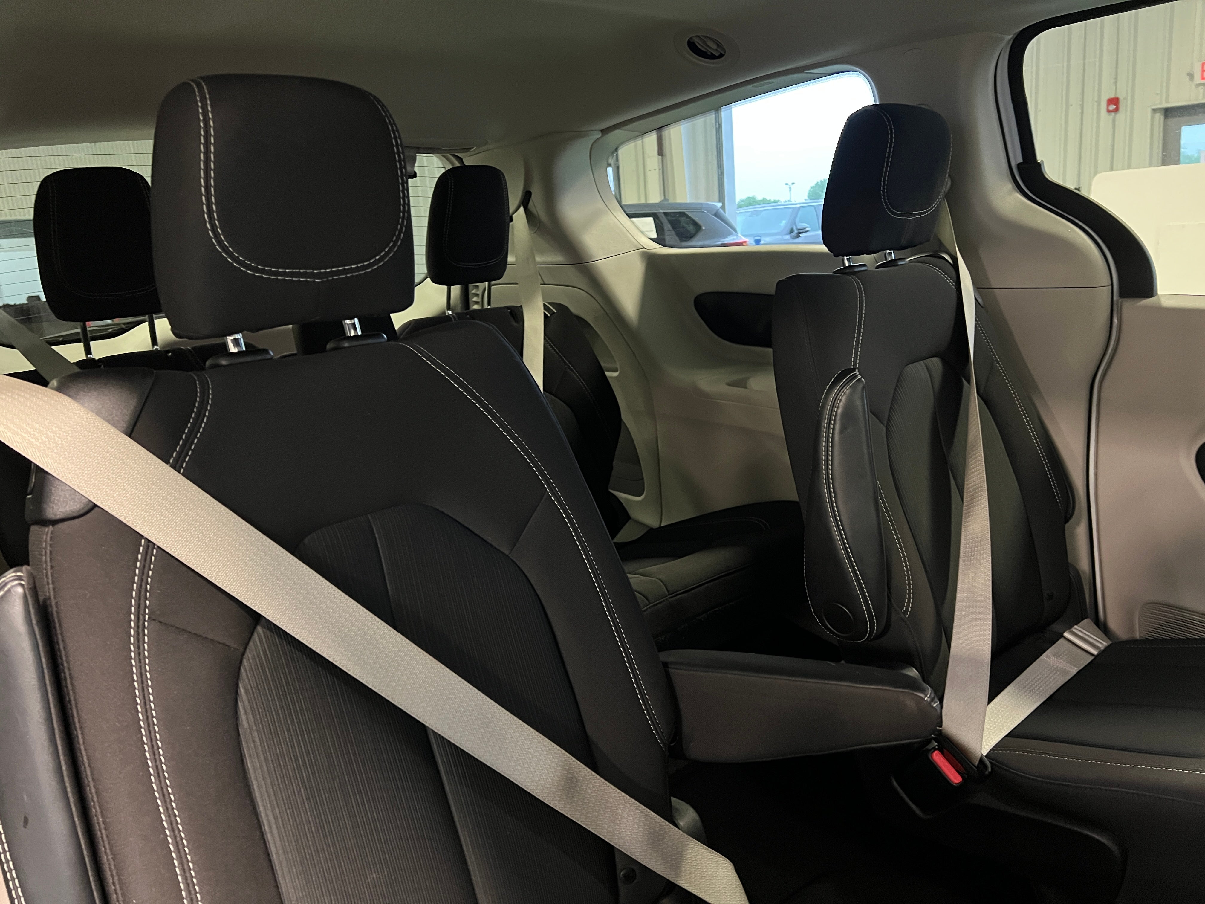 2023 Chrysler Voyager LX 6
