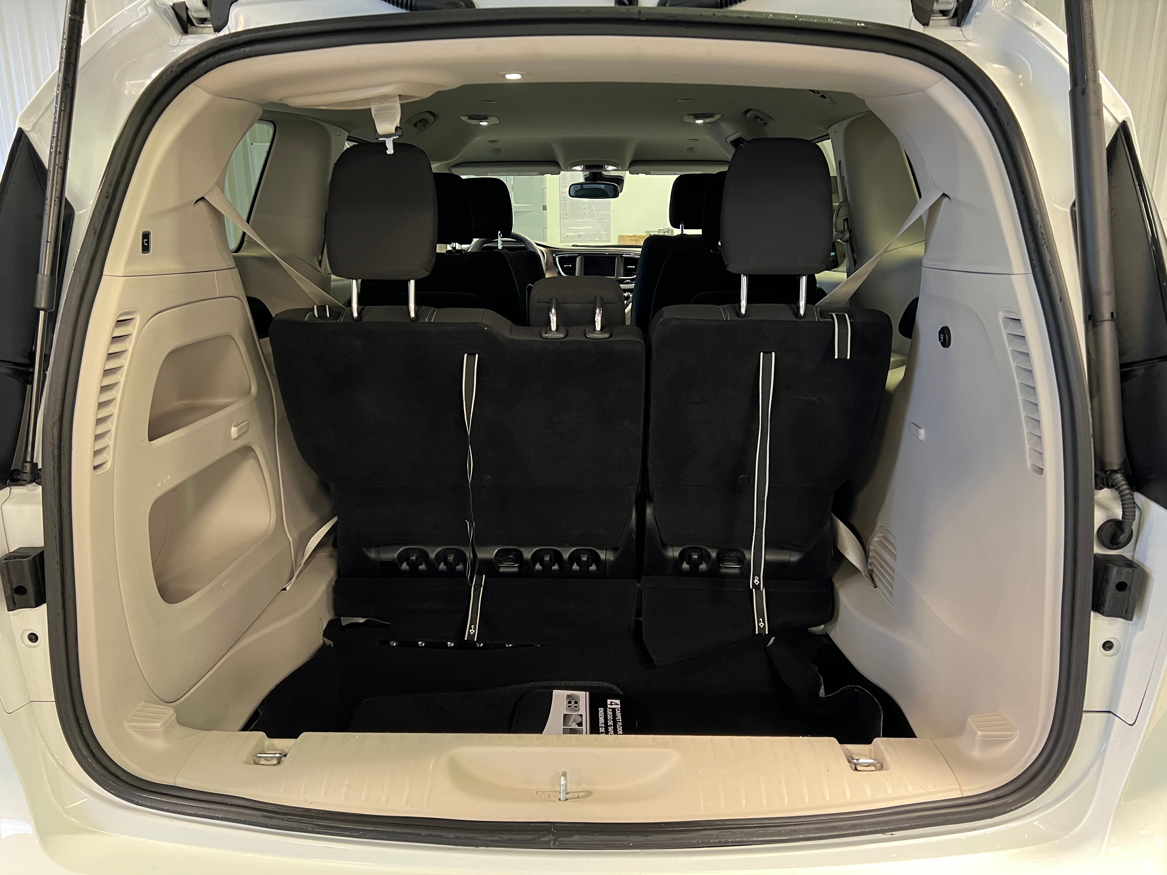 2023 Chrysler Voyager LX 7