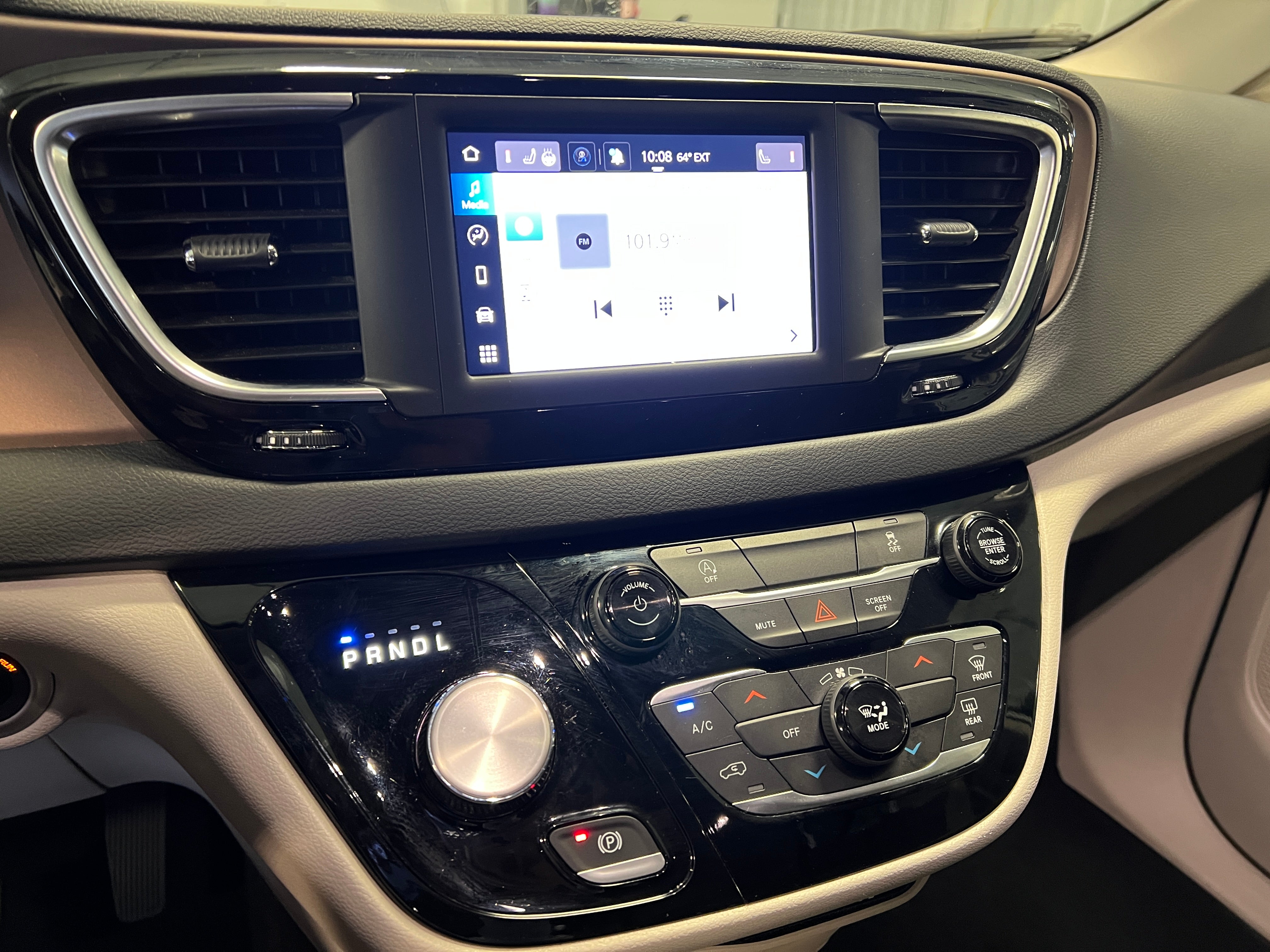 2023 Chrysler Voyager LX 4