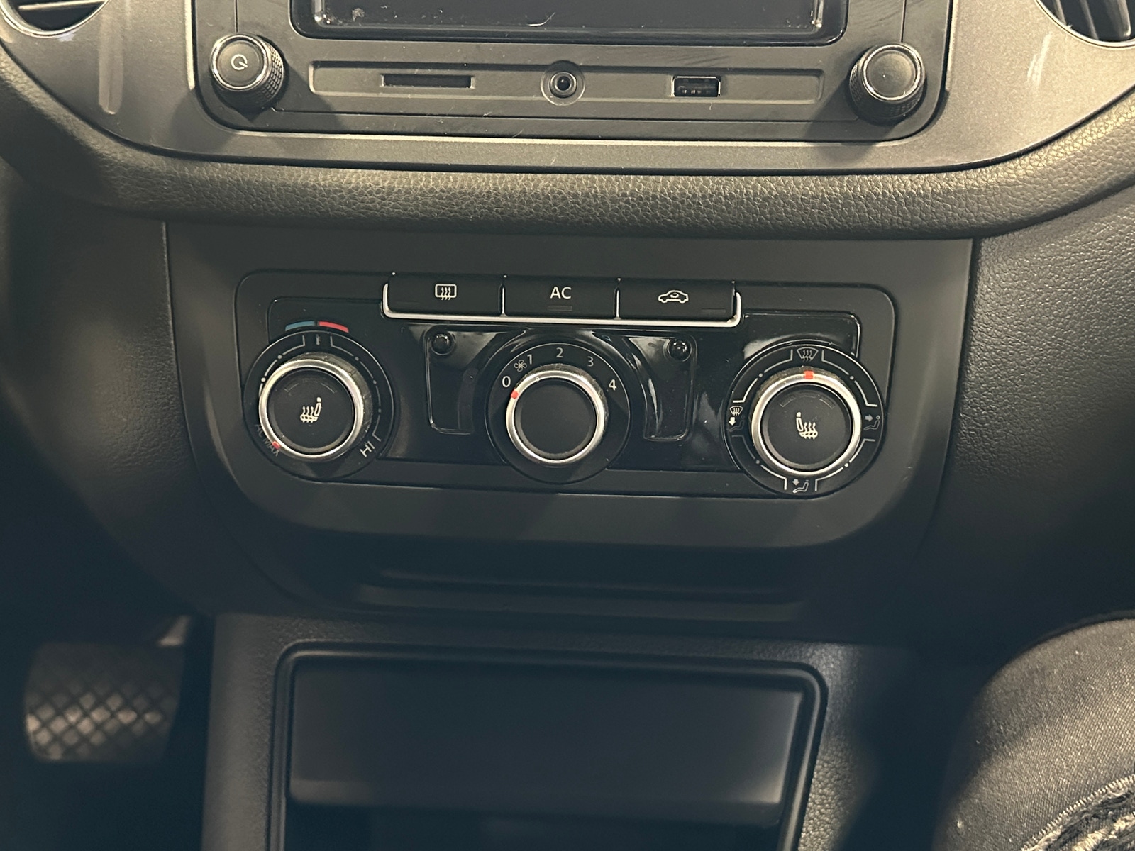 Thumbnail: 2012 Volkswagen Tiguan - 4