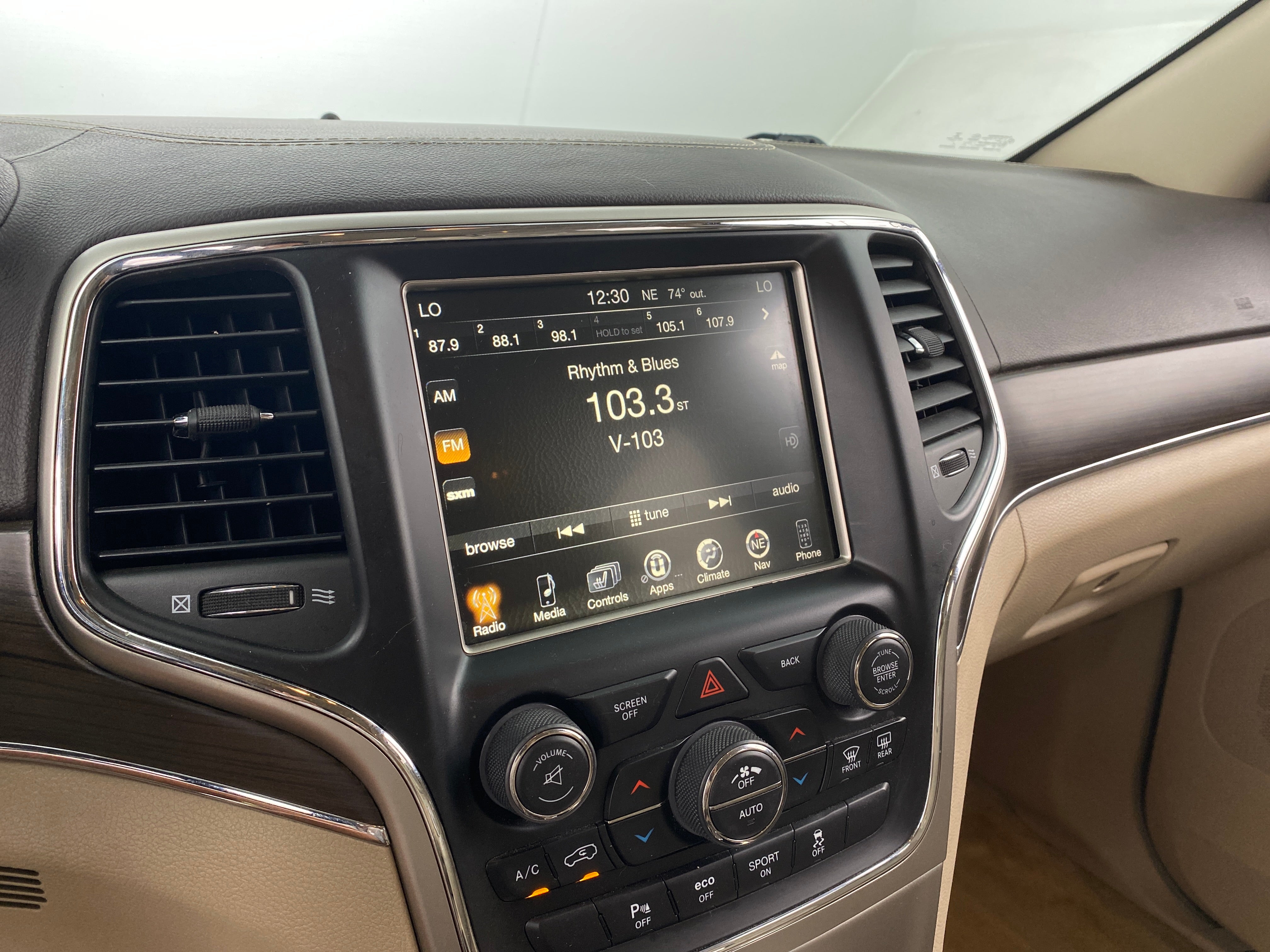 2017 Jeep Grand Cherokee Overland 3