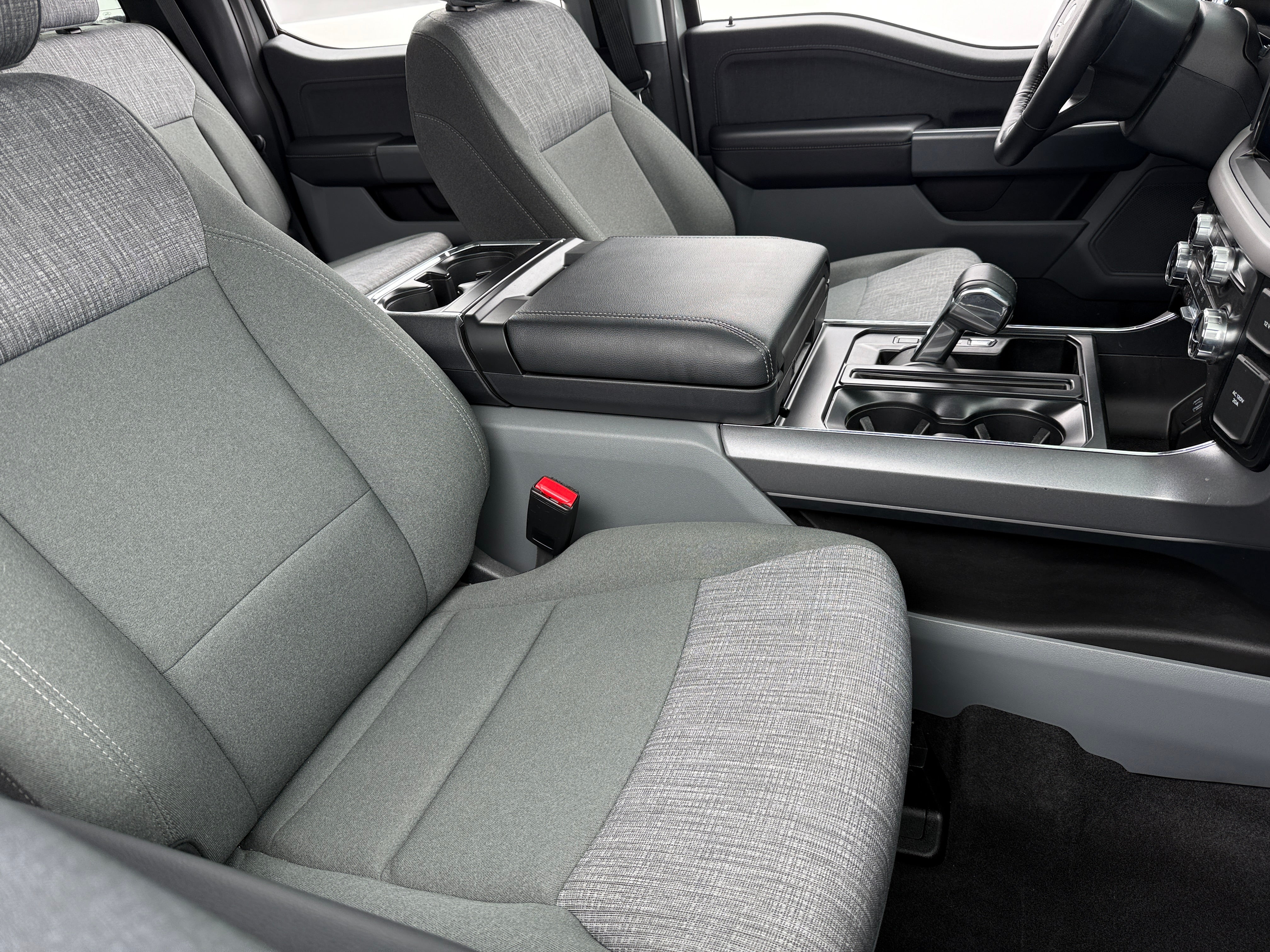2023 Ford F-150 Lightning XLT 2