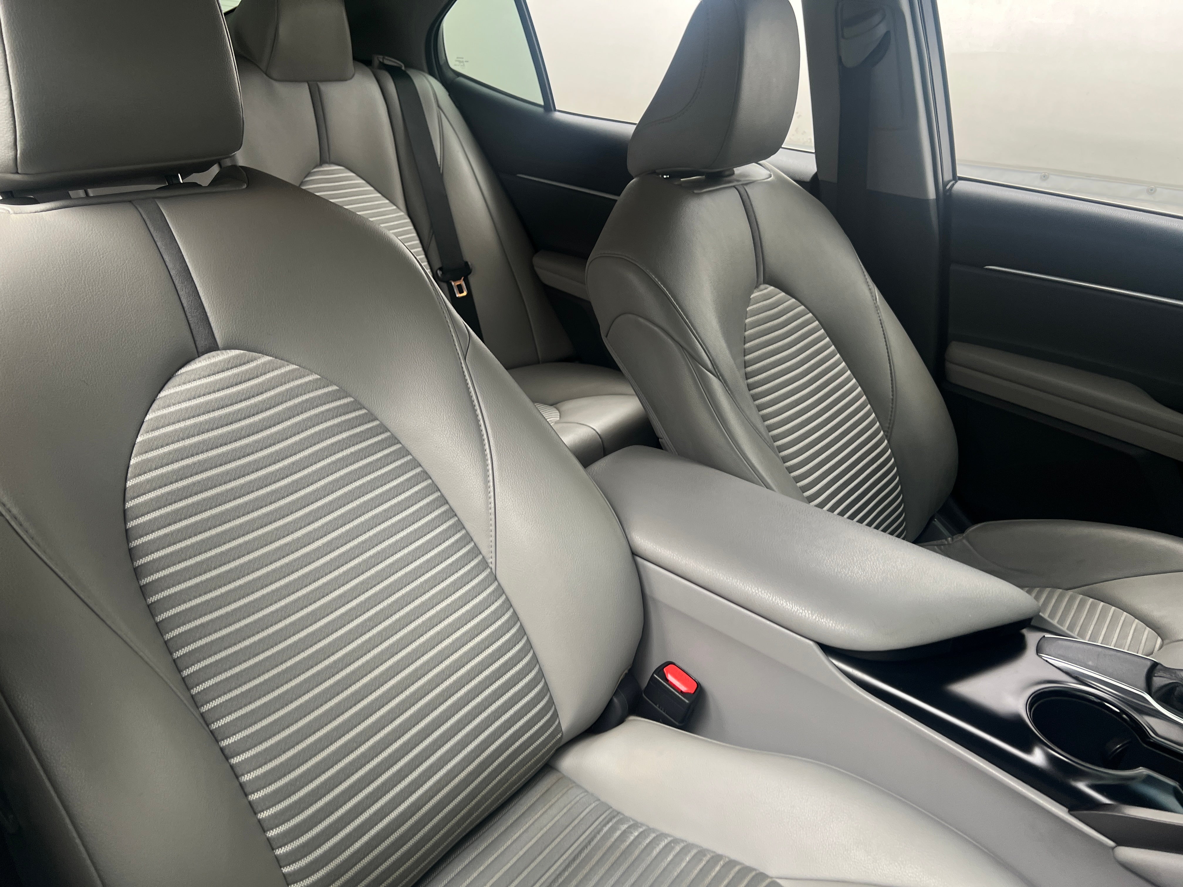 2018 Toyota Camry SE 2