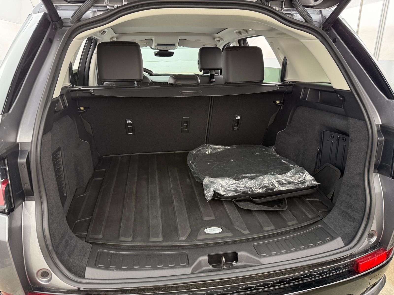 Thumbnail: 2024 Land Rover Discovery Sport - 6
