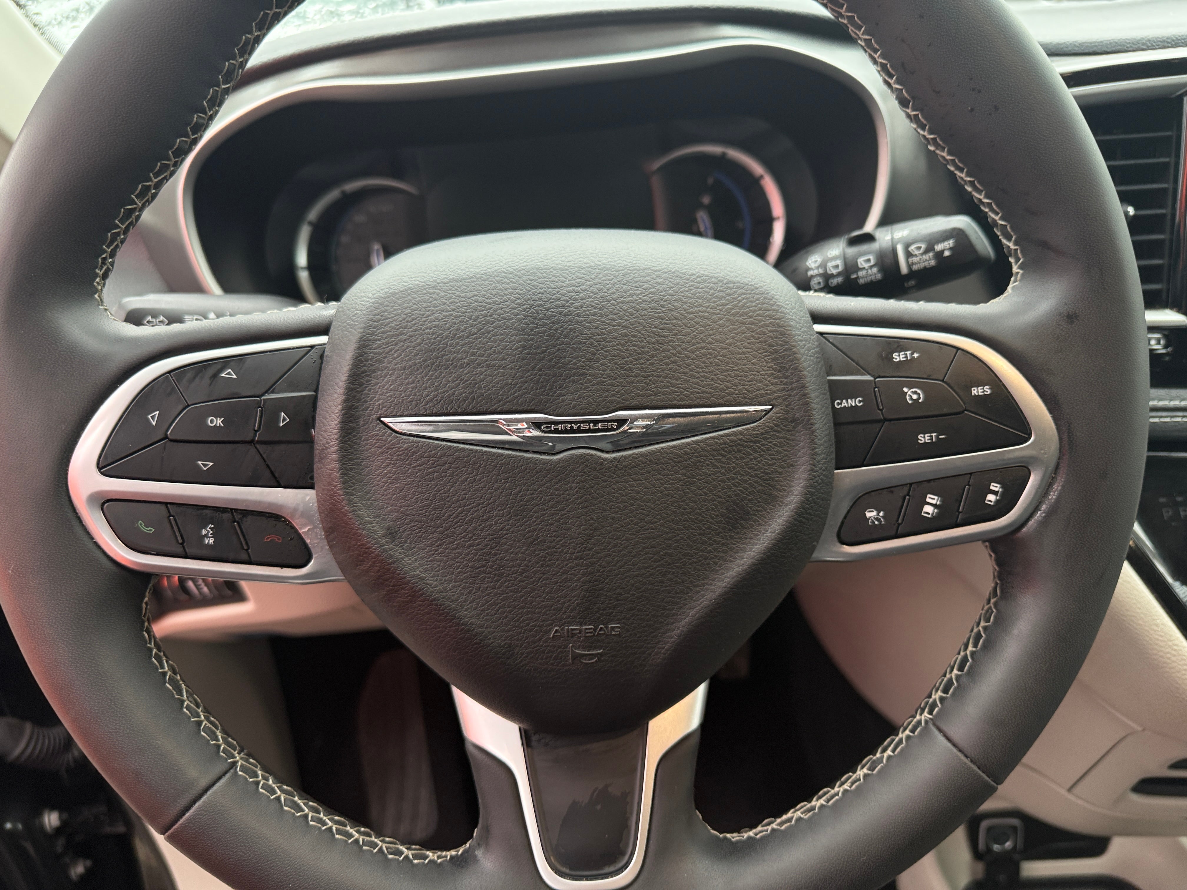 2023 Chrysler Pacifica Hybrid Touring L 4