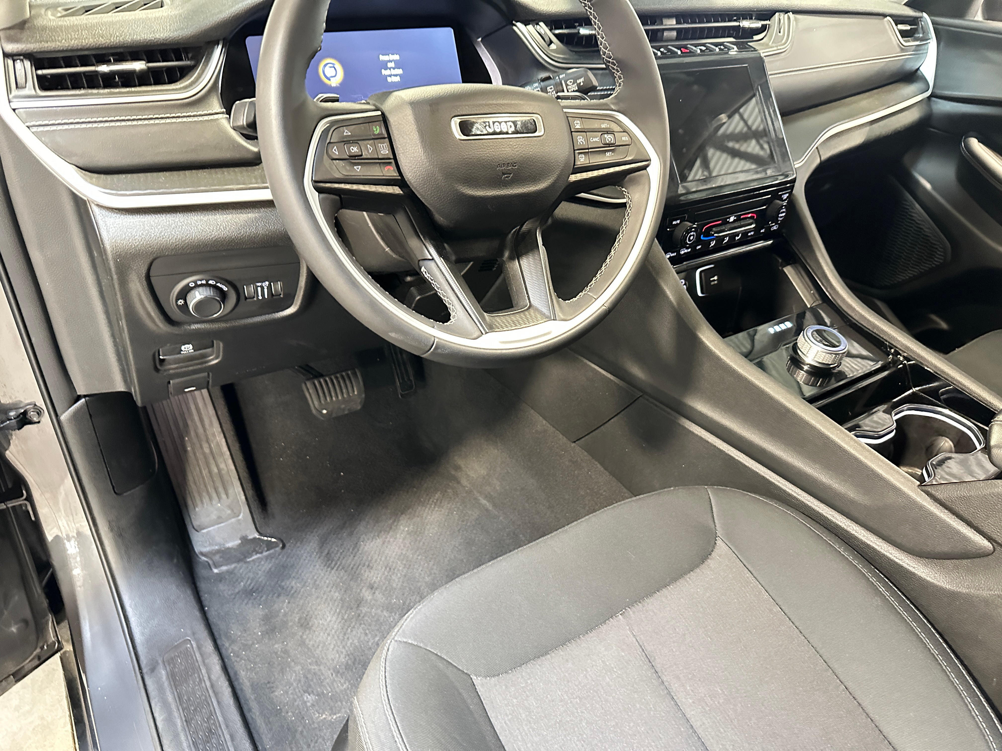 2023 Jeep Grand Cherokee L Laredo 3