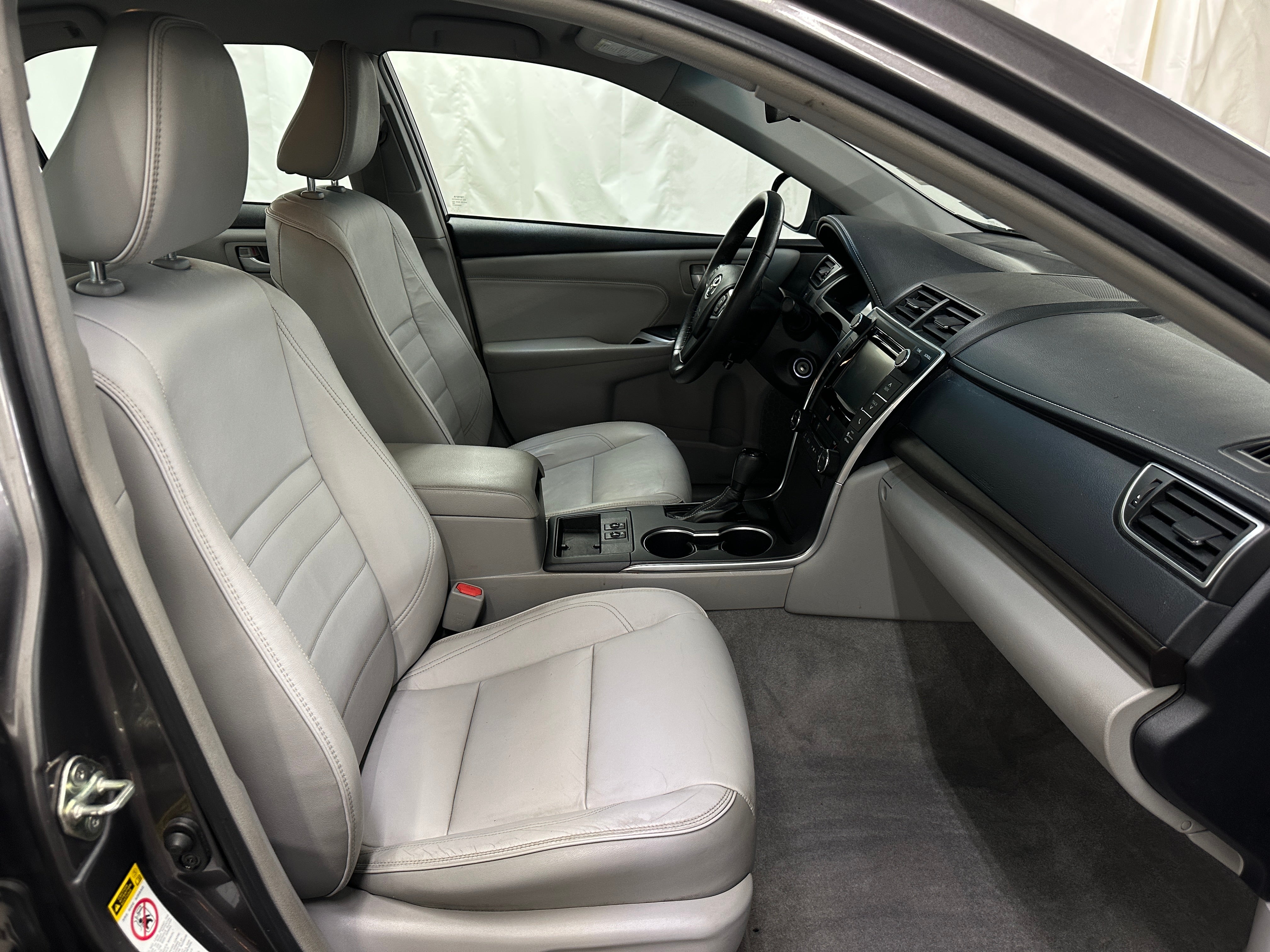 2017 Toyota Camry XLE 2
