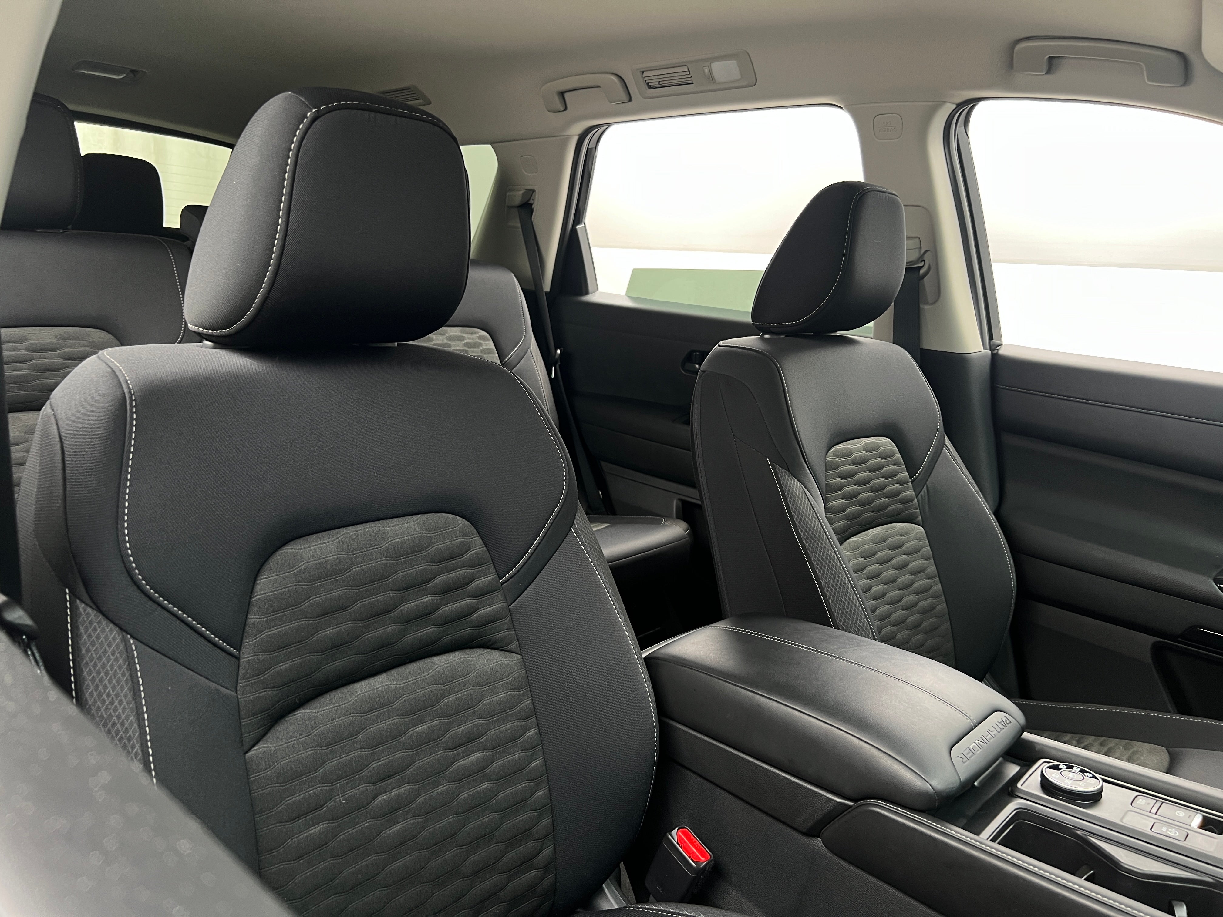 2024 Nissan Pathfinder S 2