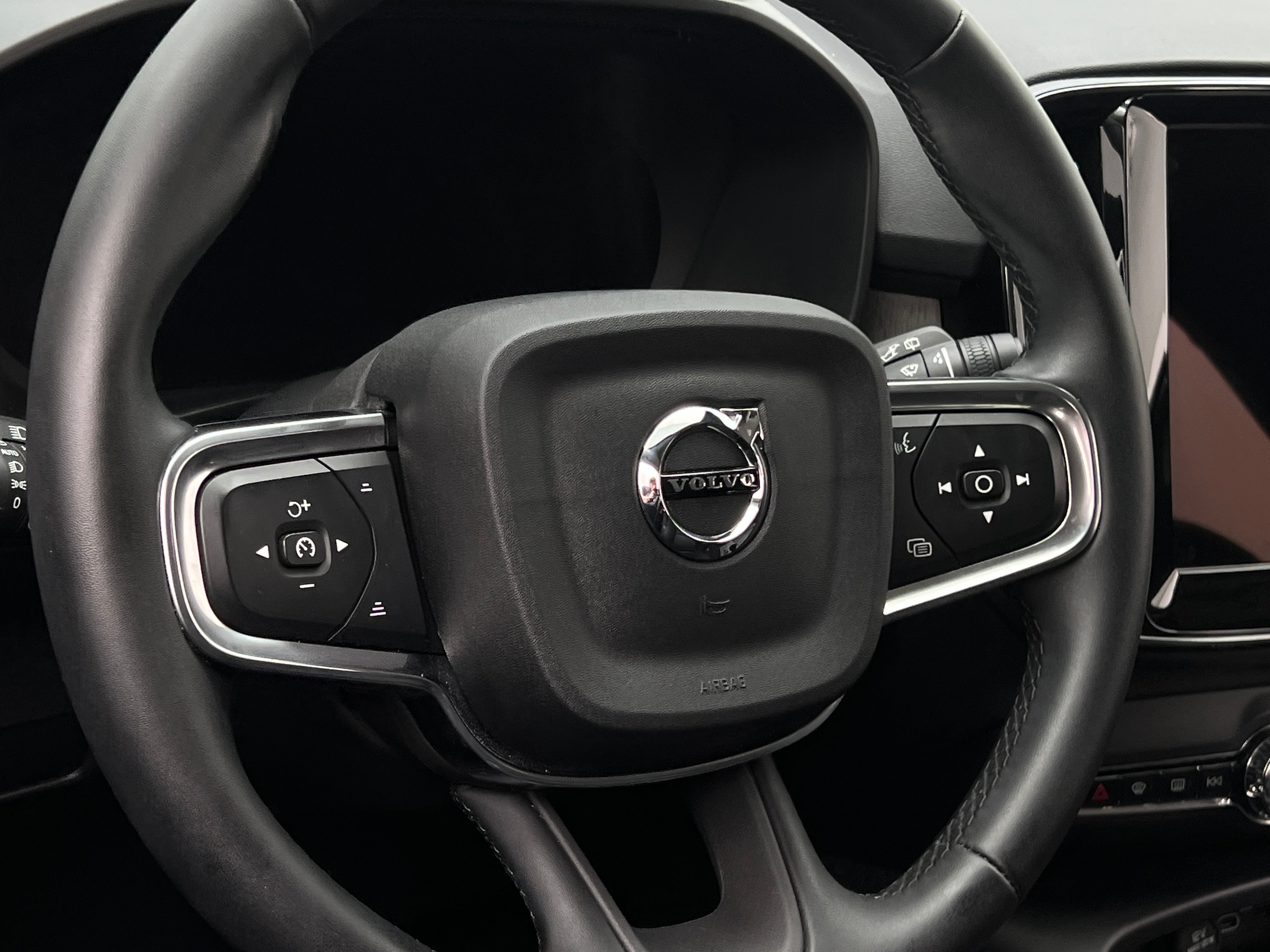 2023 Volvo XC40 B4 Core 4