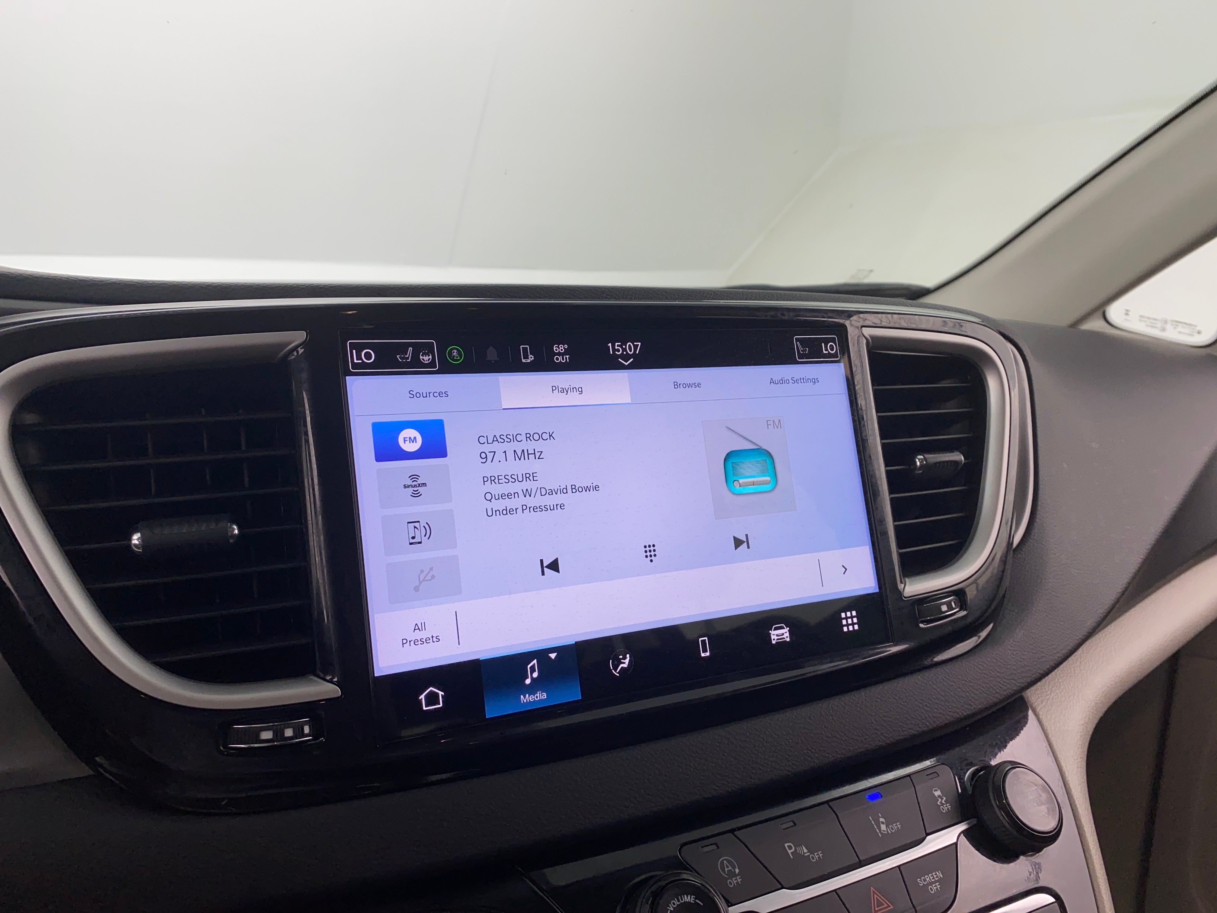 2024 Chrysler Pacifica Touring L 3