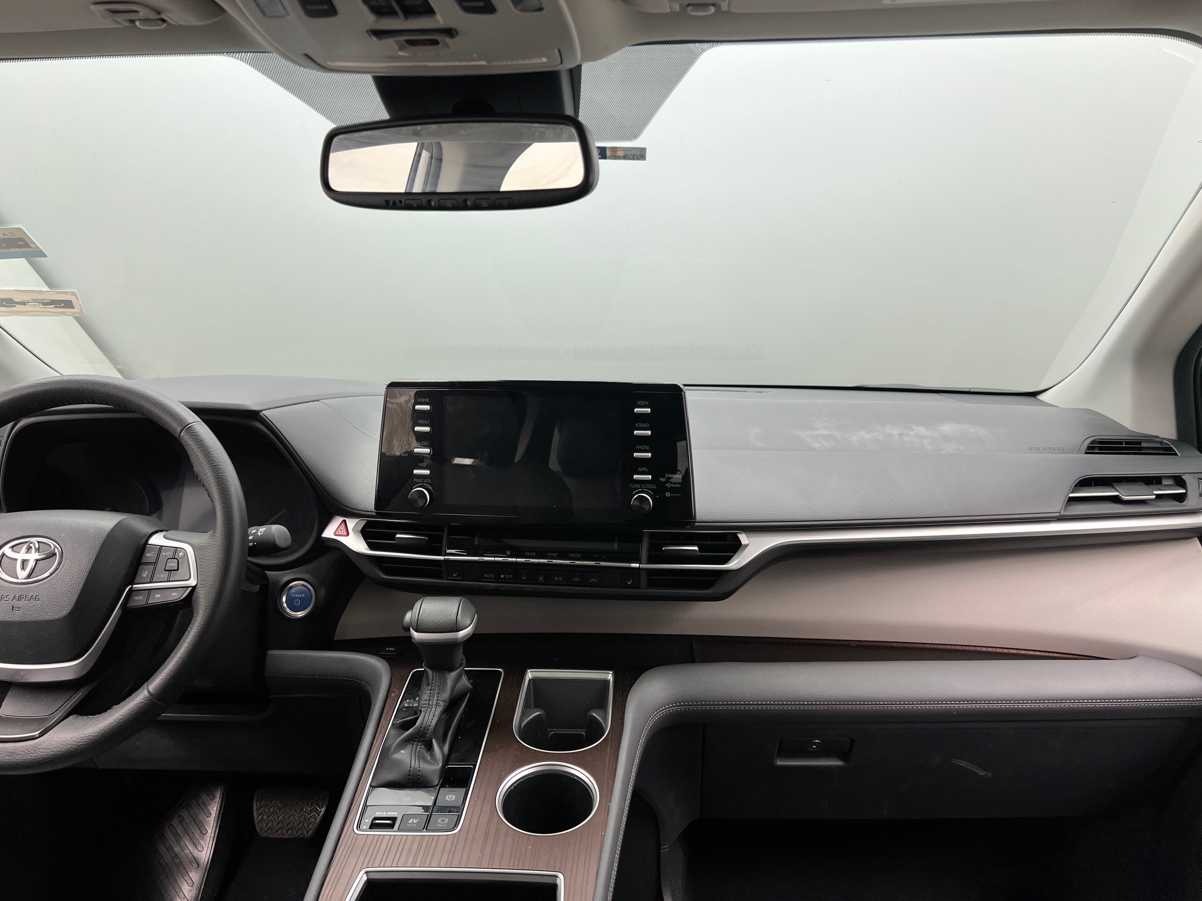 2023 Toyota Sienna XLE 2