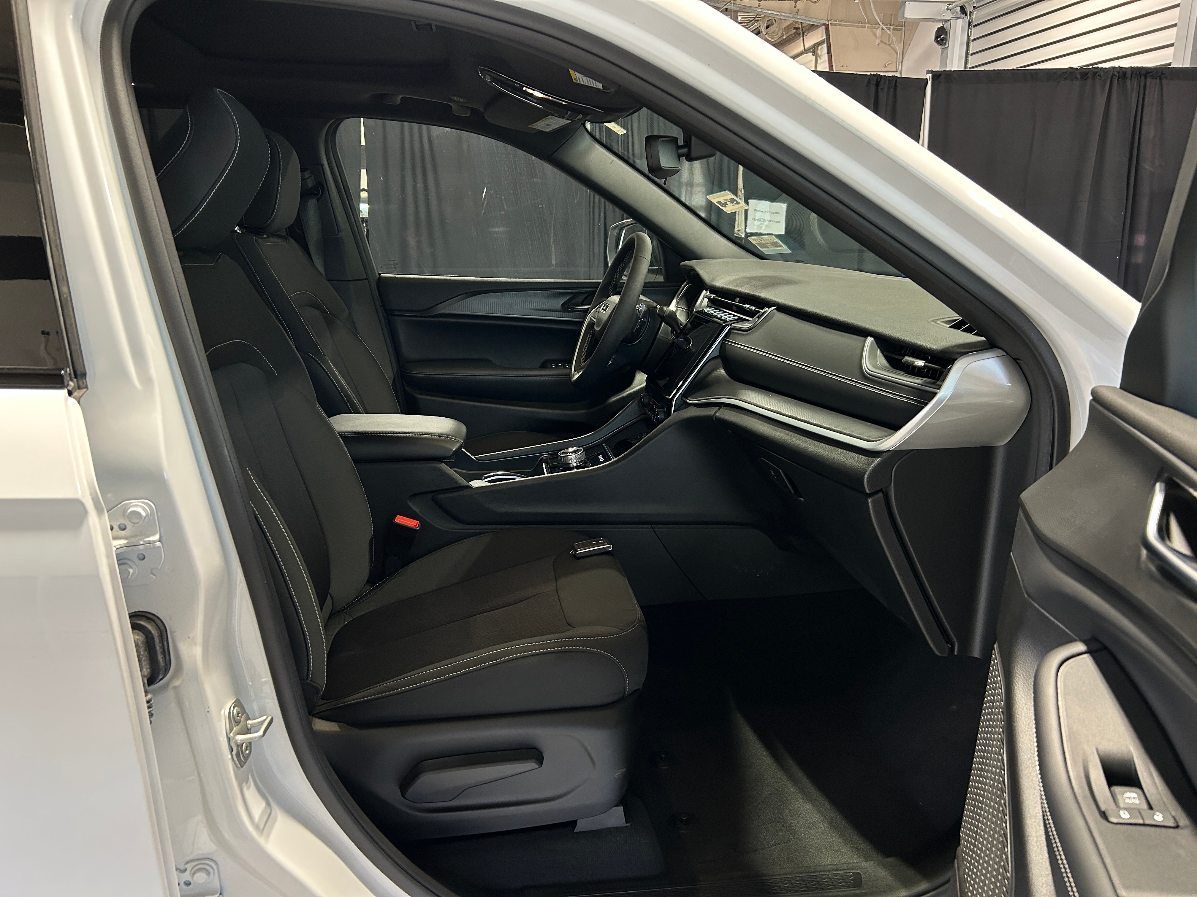 2024 Jeep Grand Cherokee Laredo 2