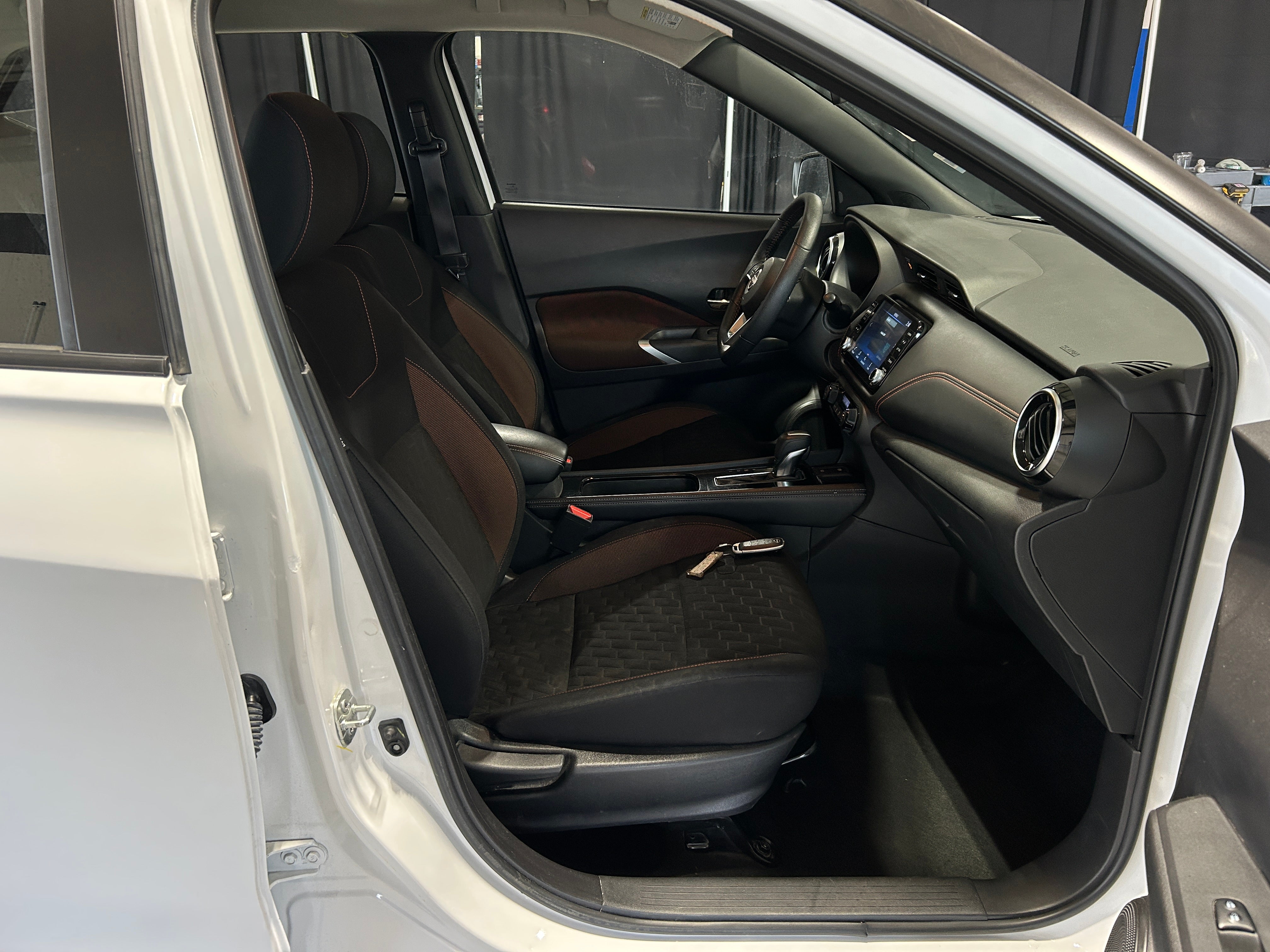 2023 Nissan Kicks SR 2