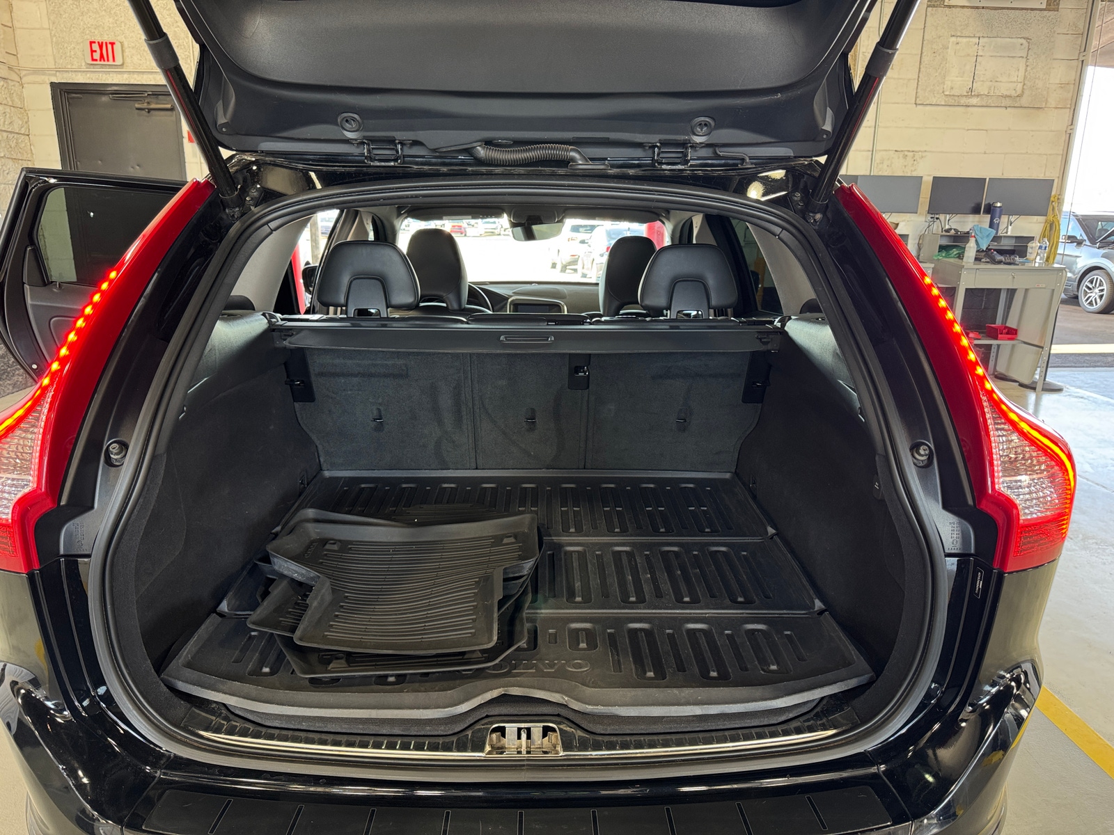 Thumbnail: 2017 Volvo XC60 - 6