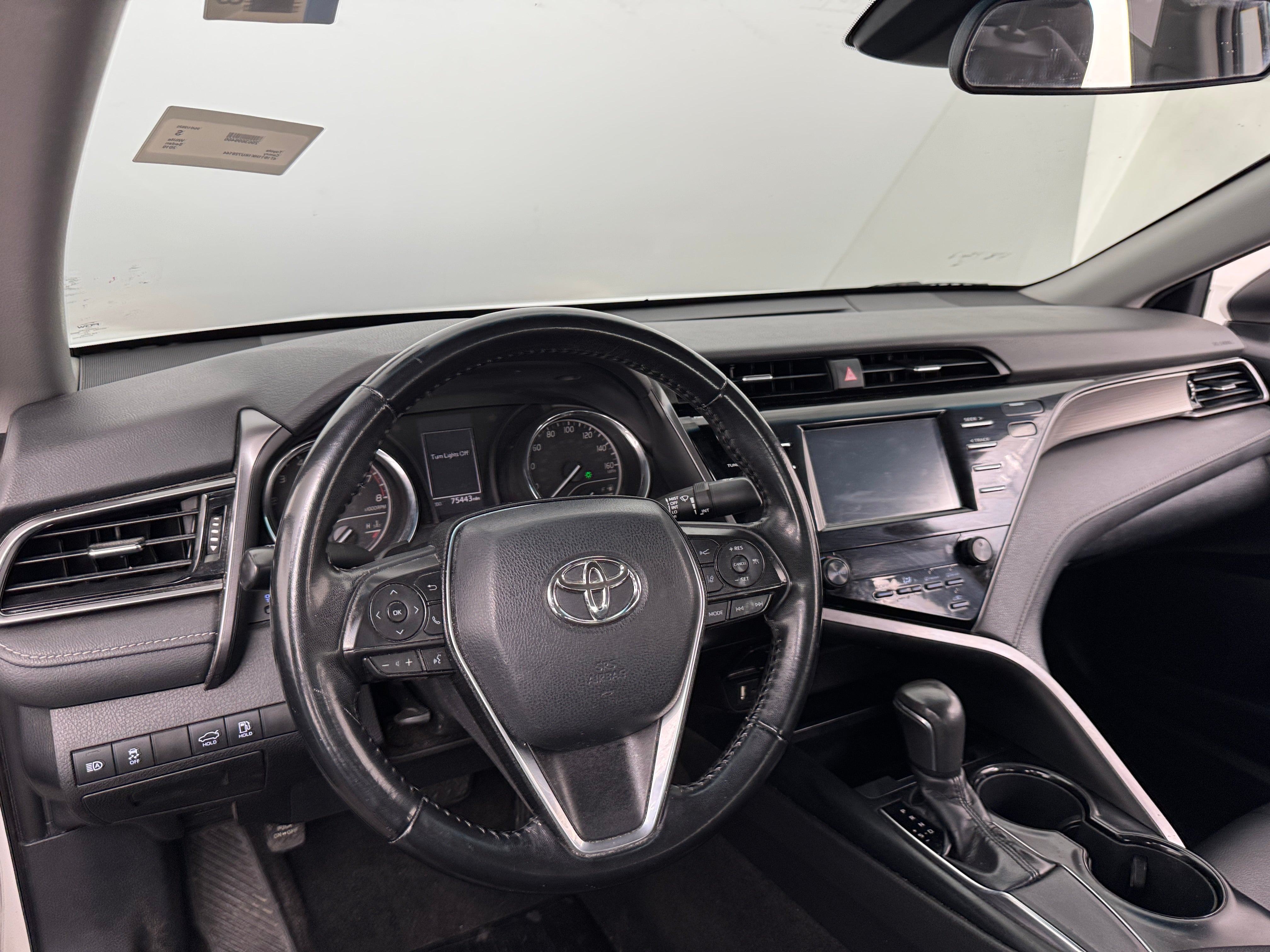 2019 Toyota Camry SE 3