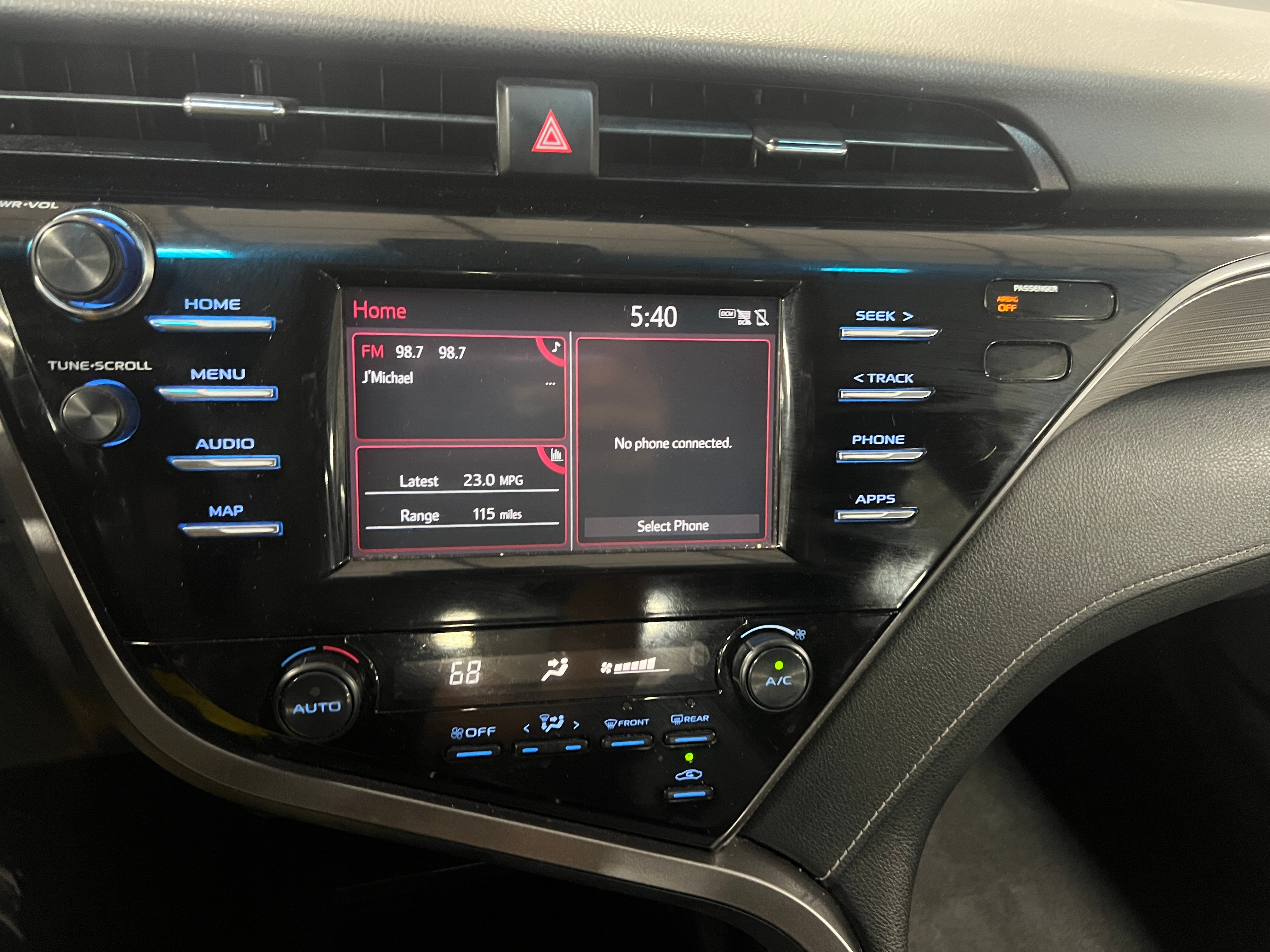 2019 Toyota Camry SE 4