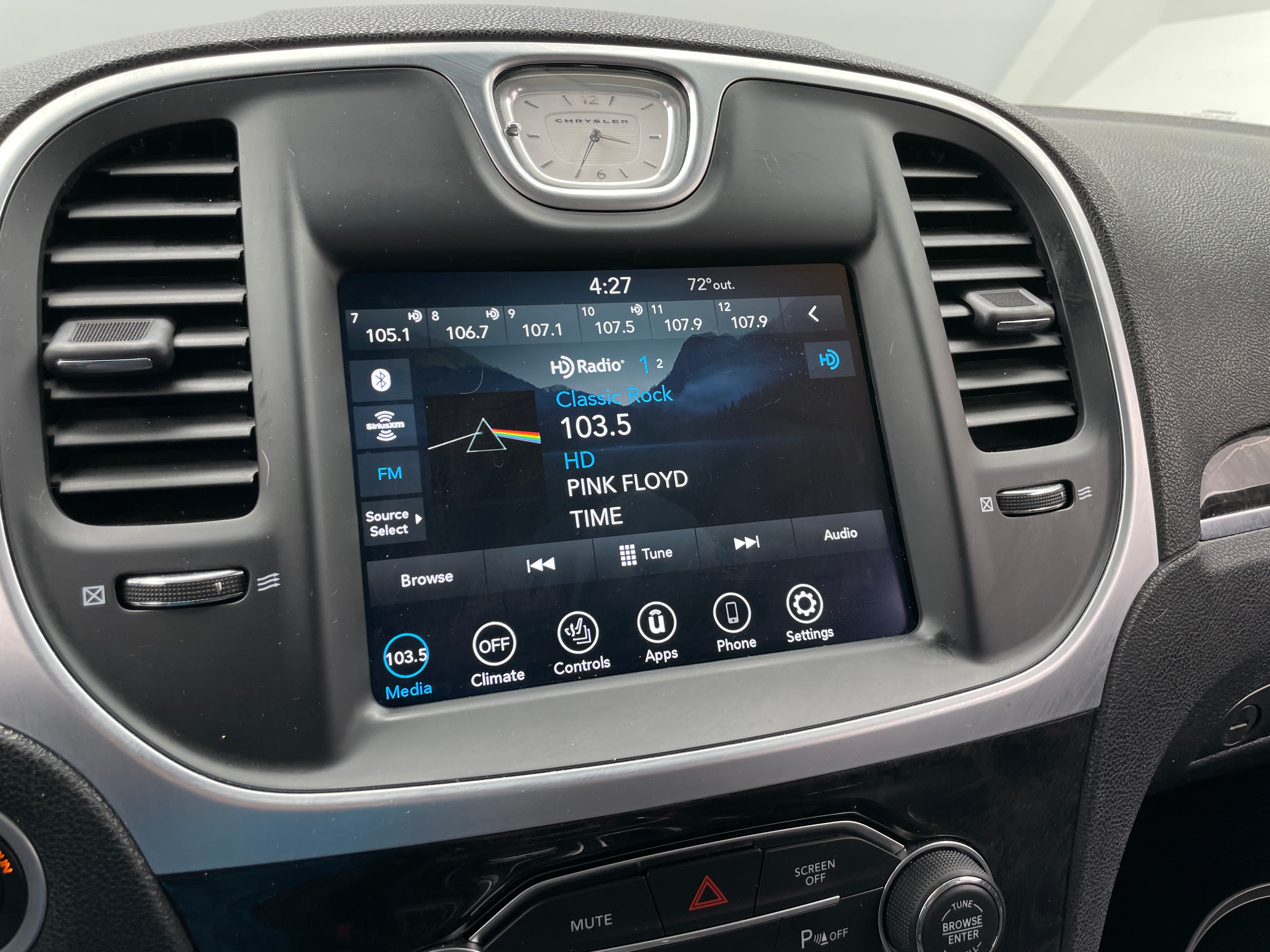 2022 Chrysler 300 Touring 3