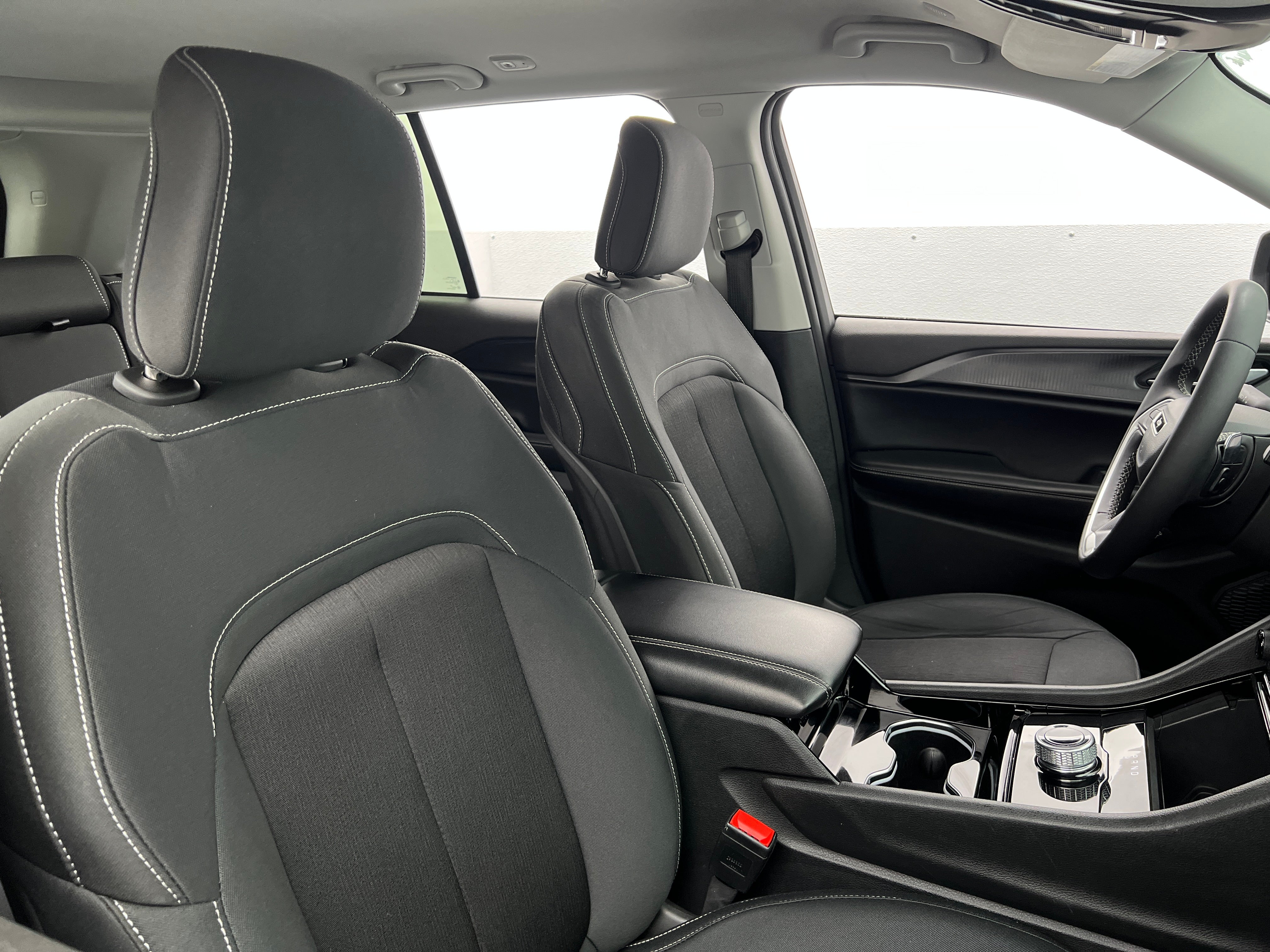 2023 Jeep Grand Cherokee Laredo 2