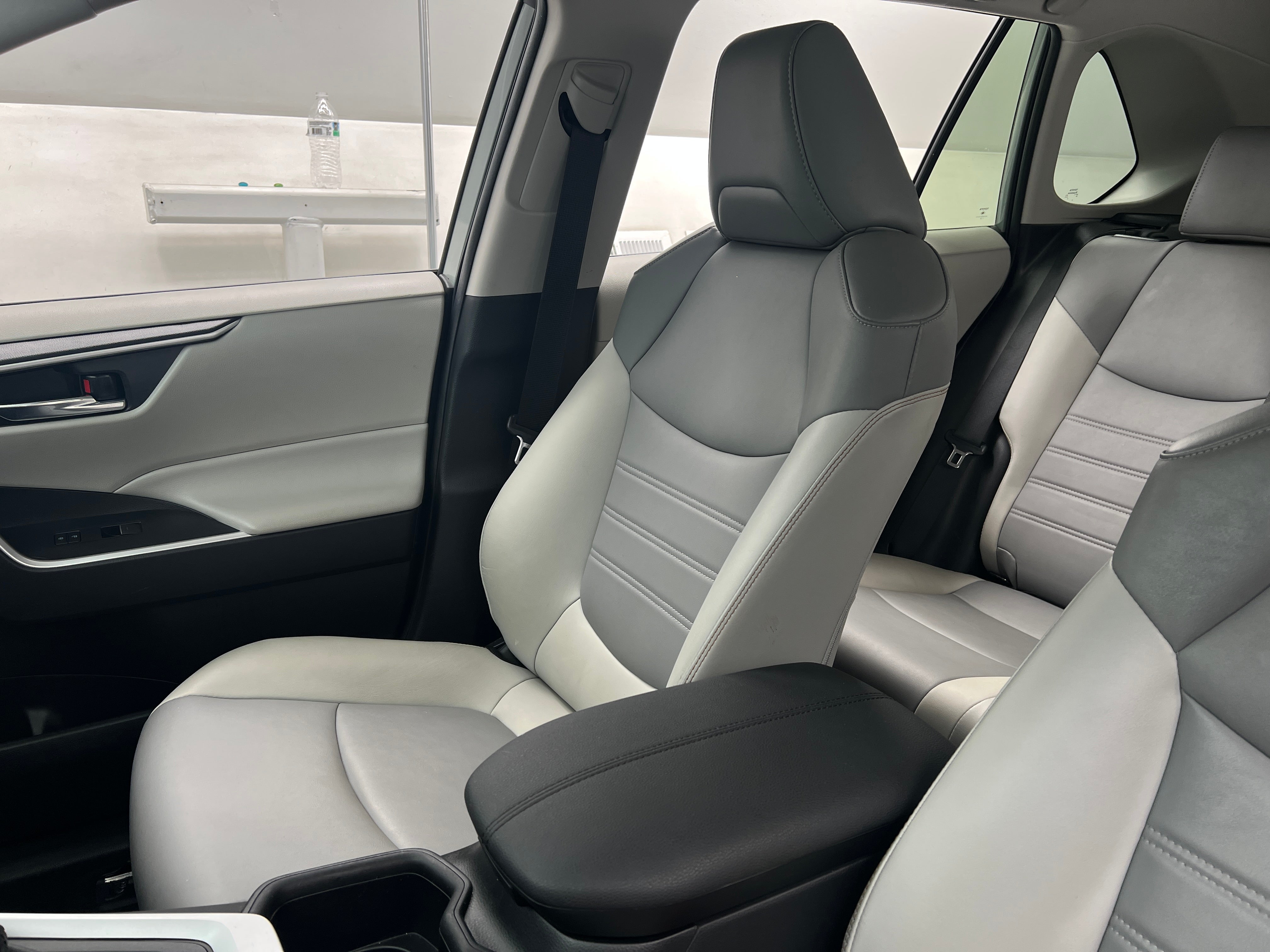 2022 Toyota RAV4 XLE Premium 2