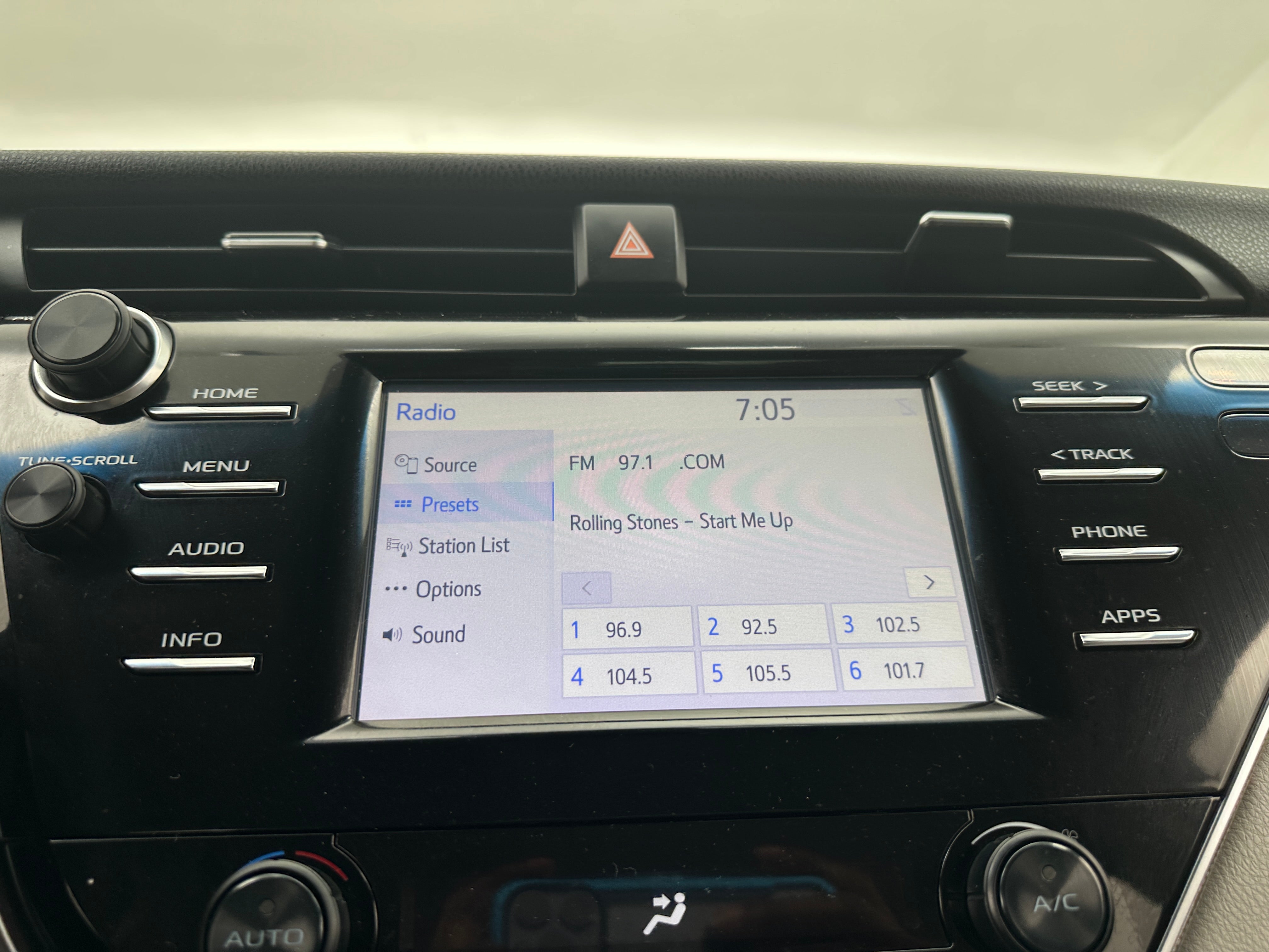2018 Toyota Camry SE 4