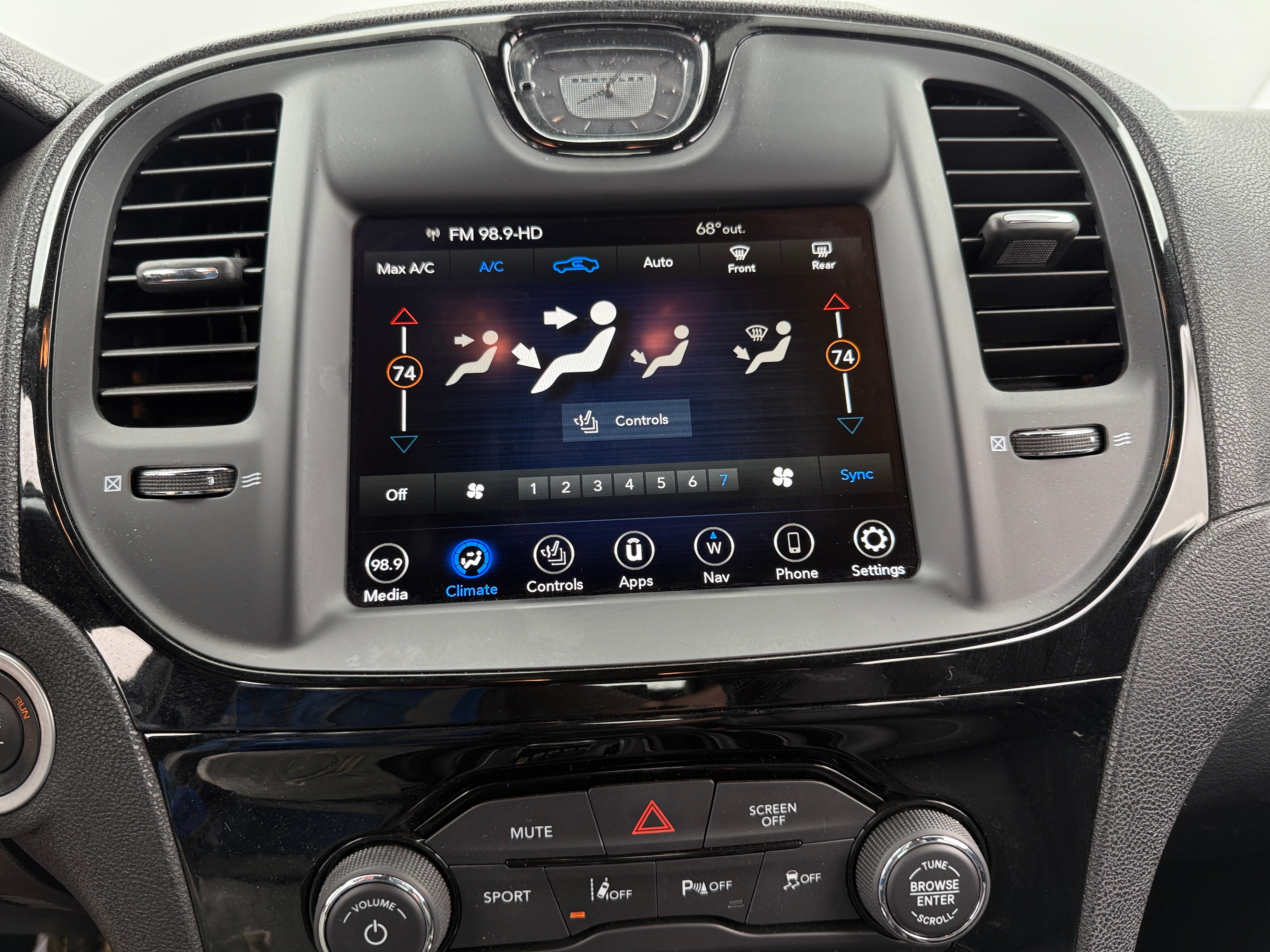 2023 Chrysler 300 S 3