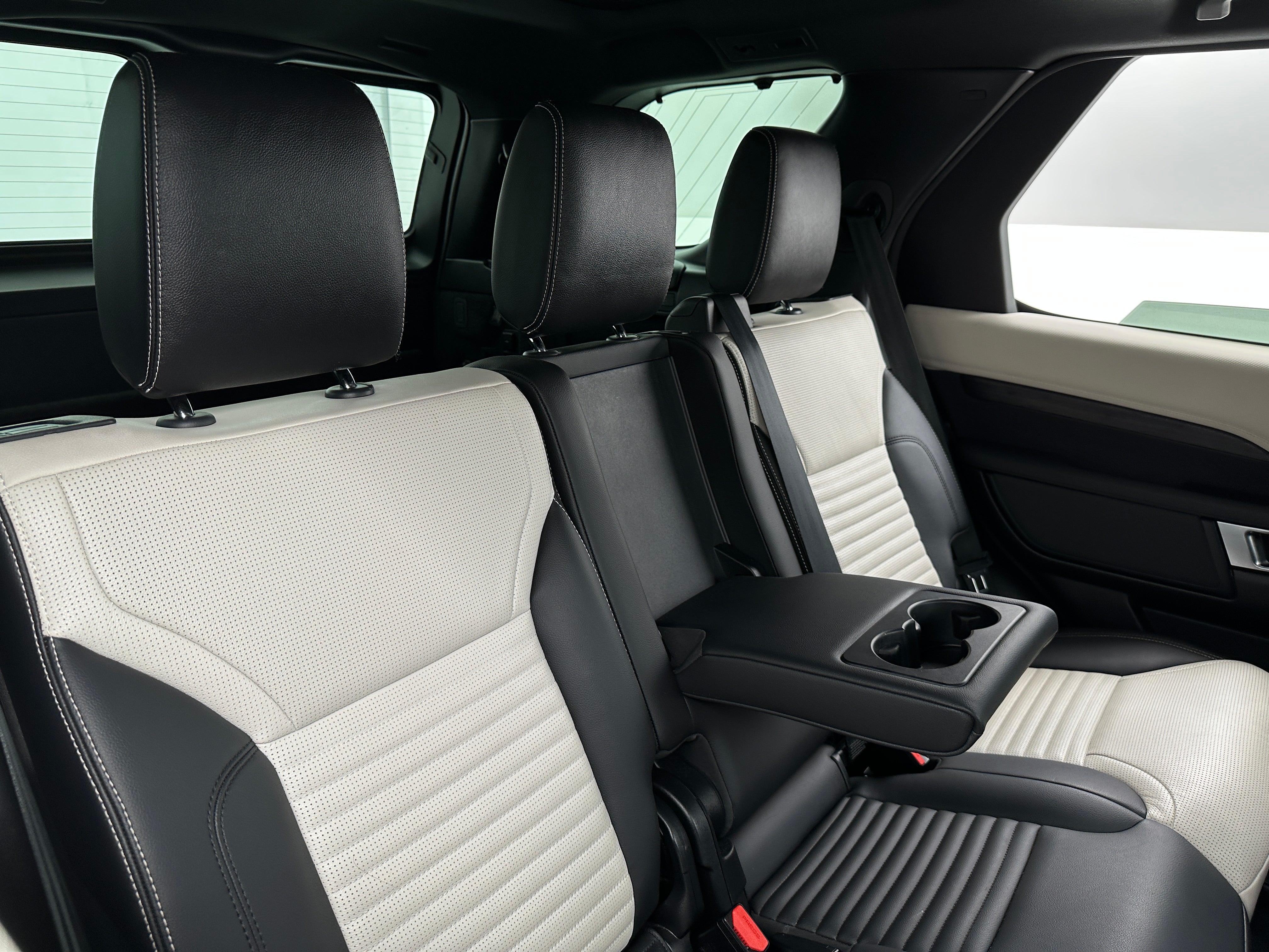2023 Land Rover Discovery R-Dynamic S 5