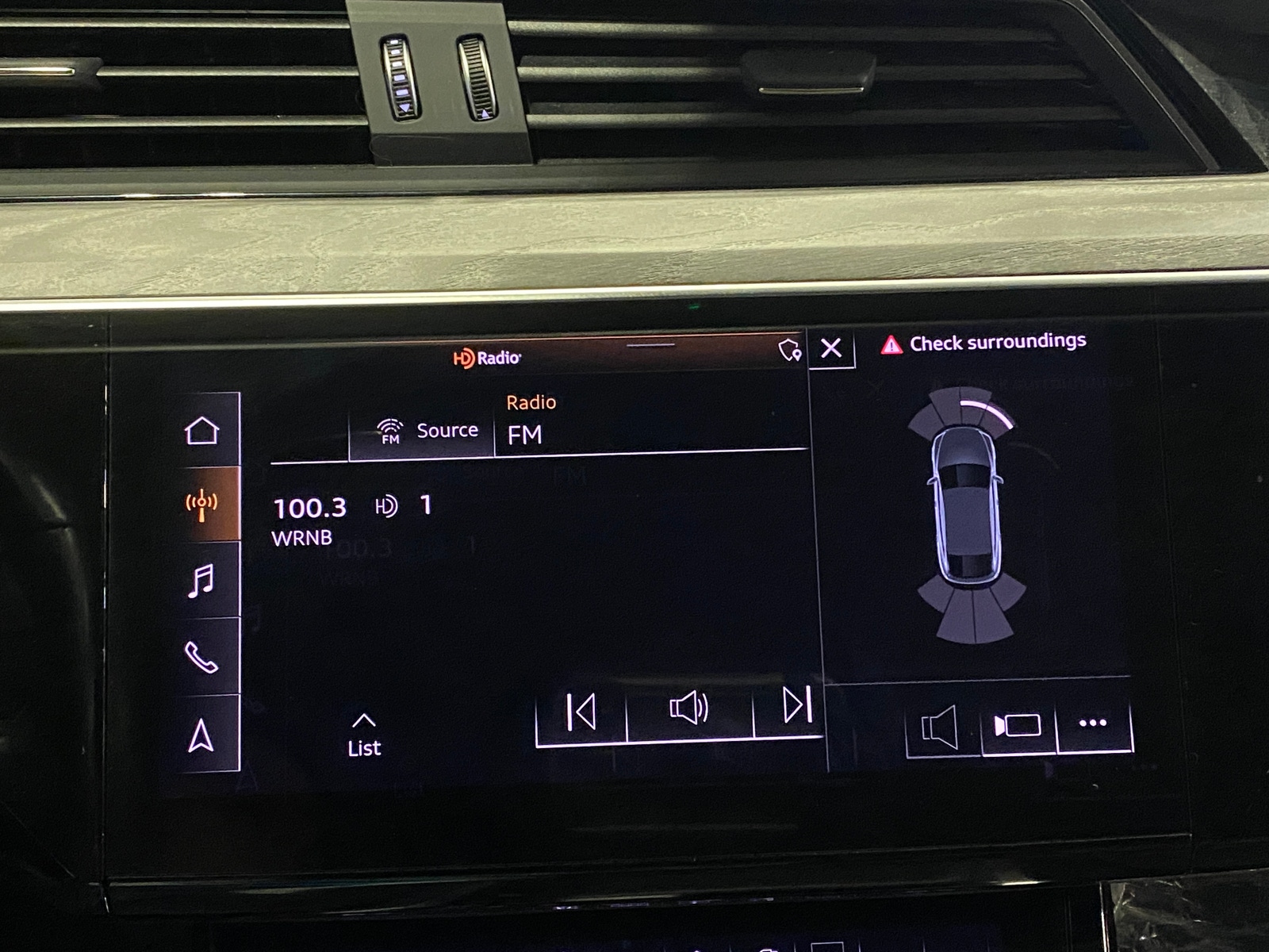 Thumbnail: 2021 Audi e-tron S - 3
