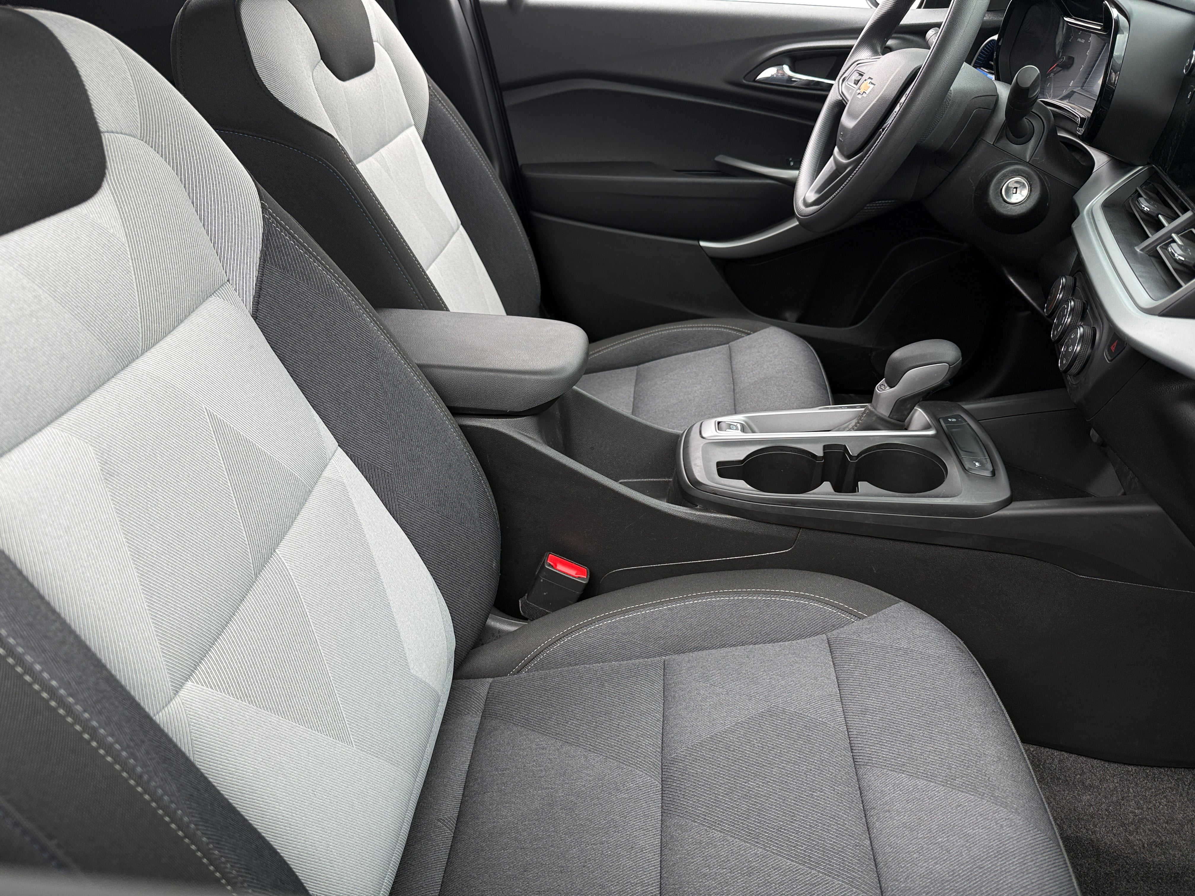 2025 Chevrolet Trax LS 2