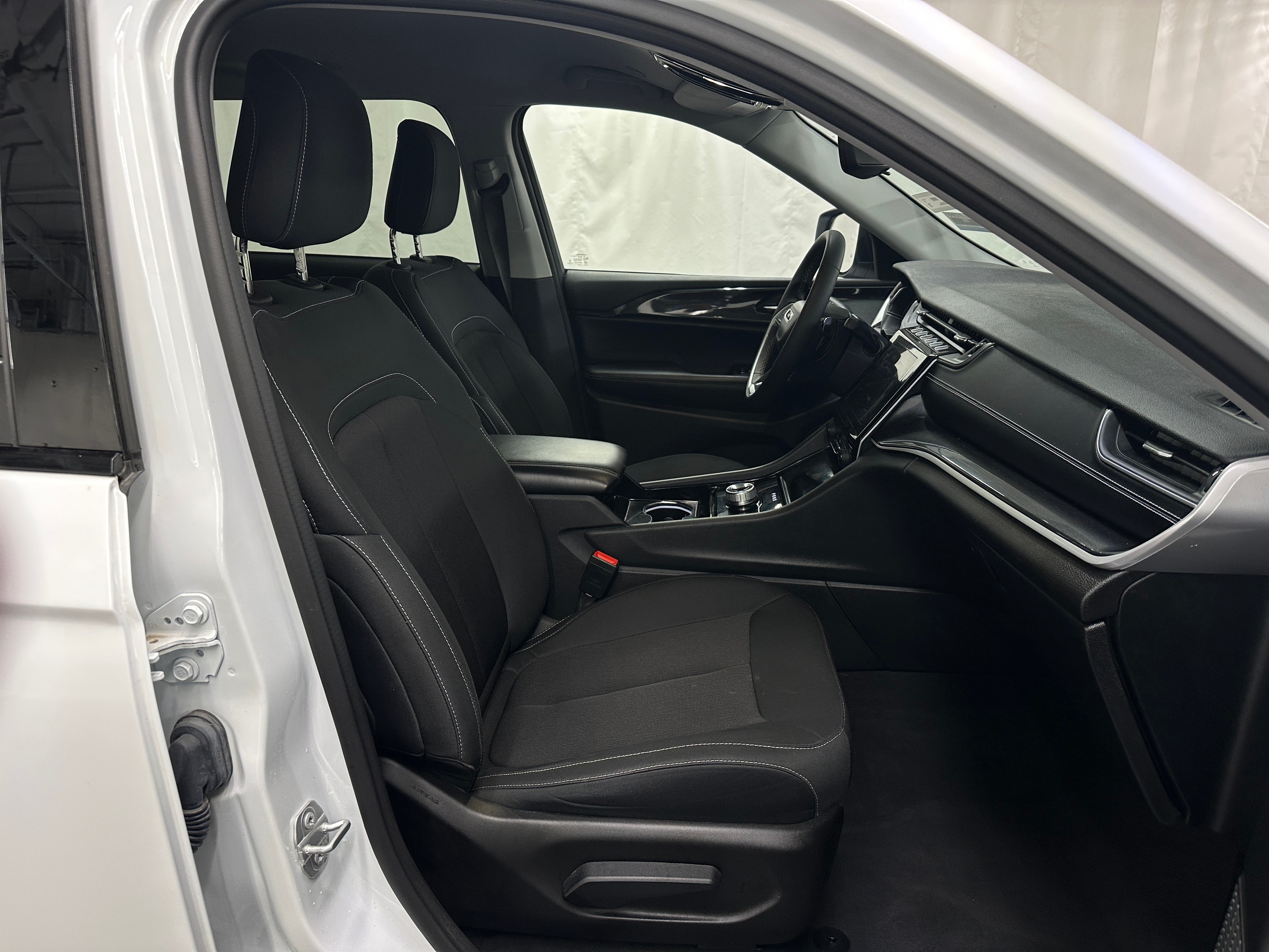 2023 Jeep Grand Cherokee L Laredo 2