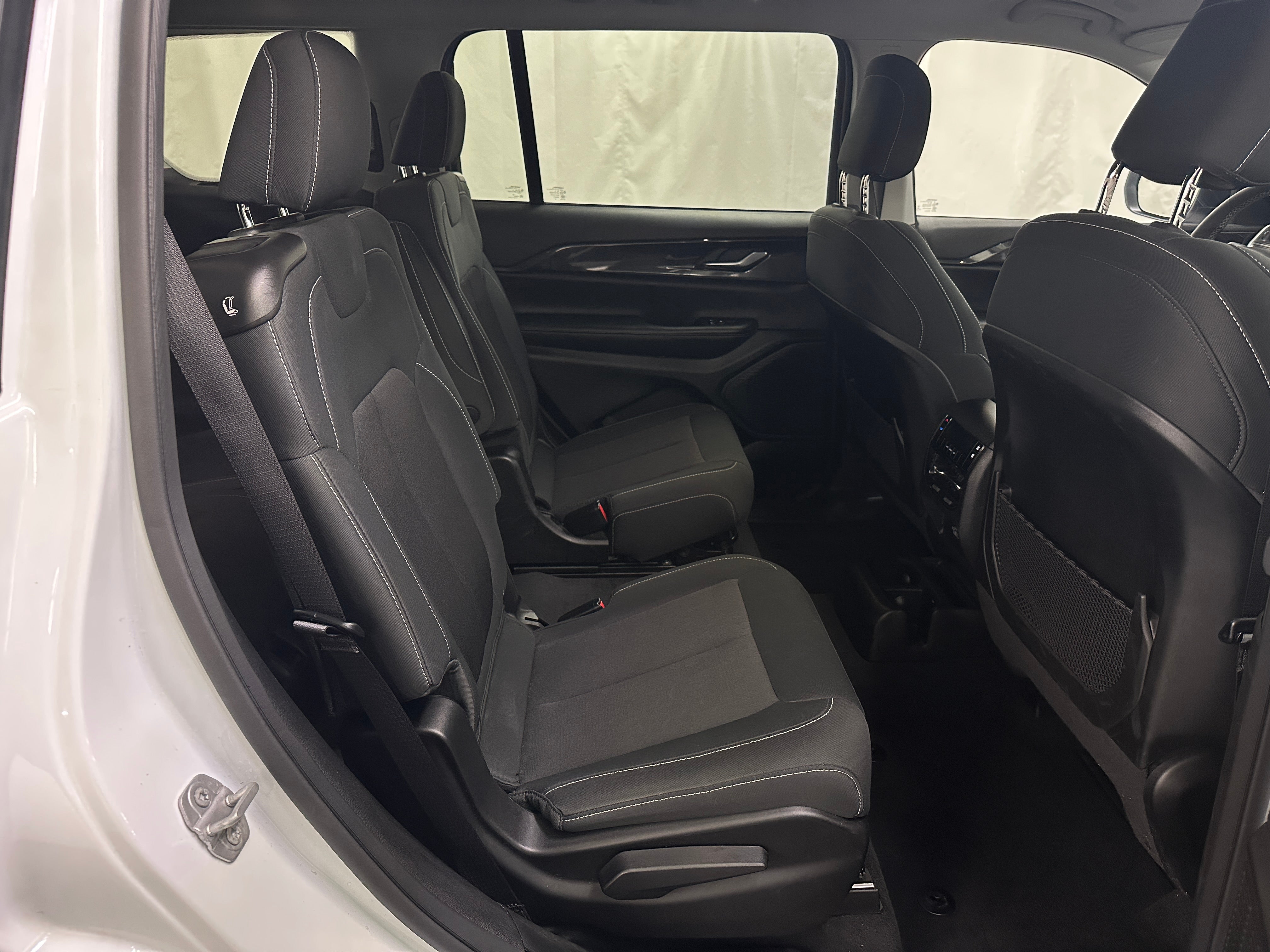 2023 Jeep Grand Cherokee L Laredo 6
