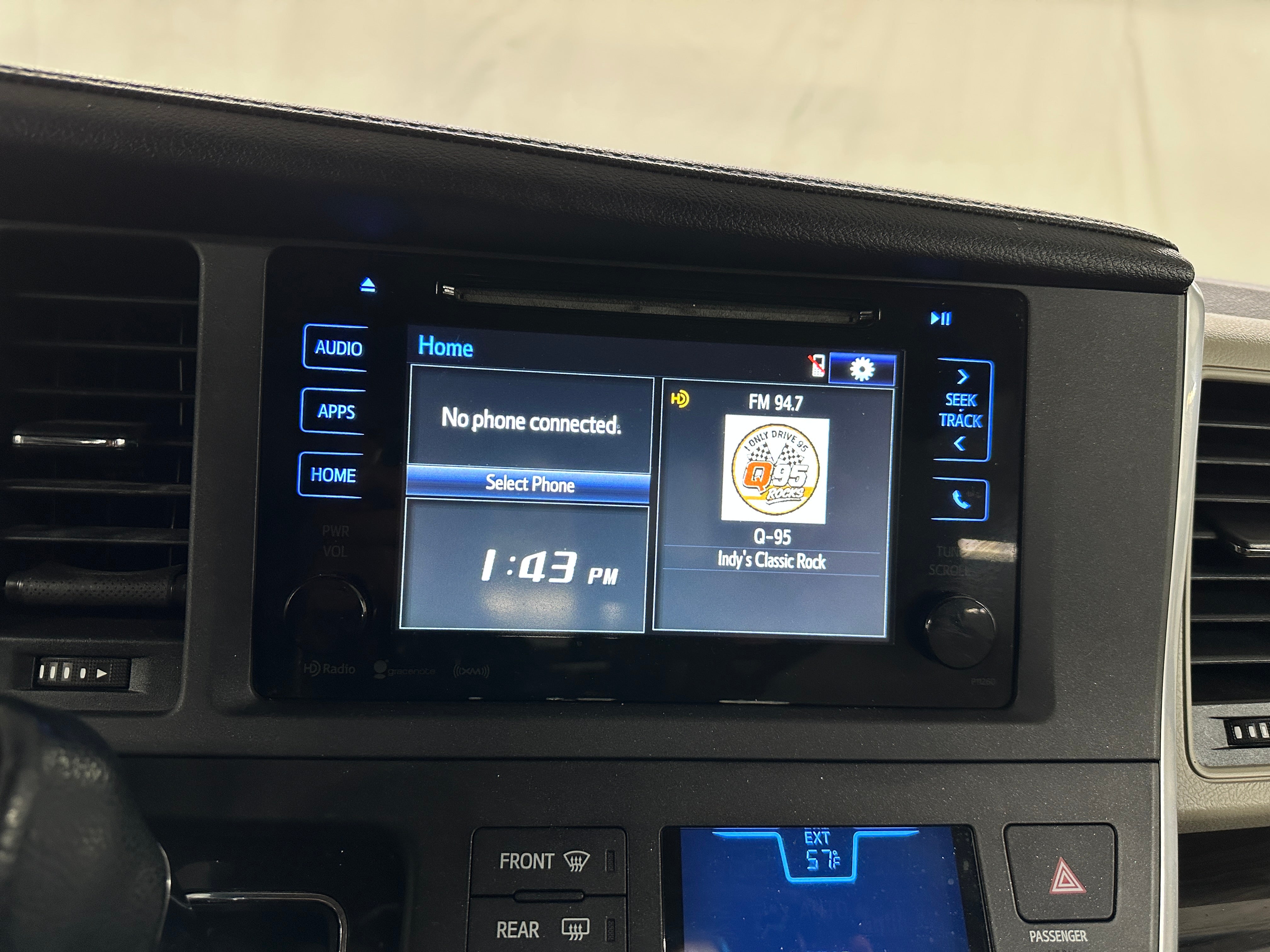 2017 Toyota Sienna XLE 3