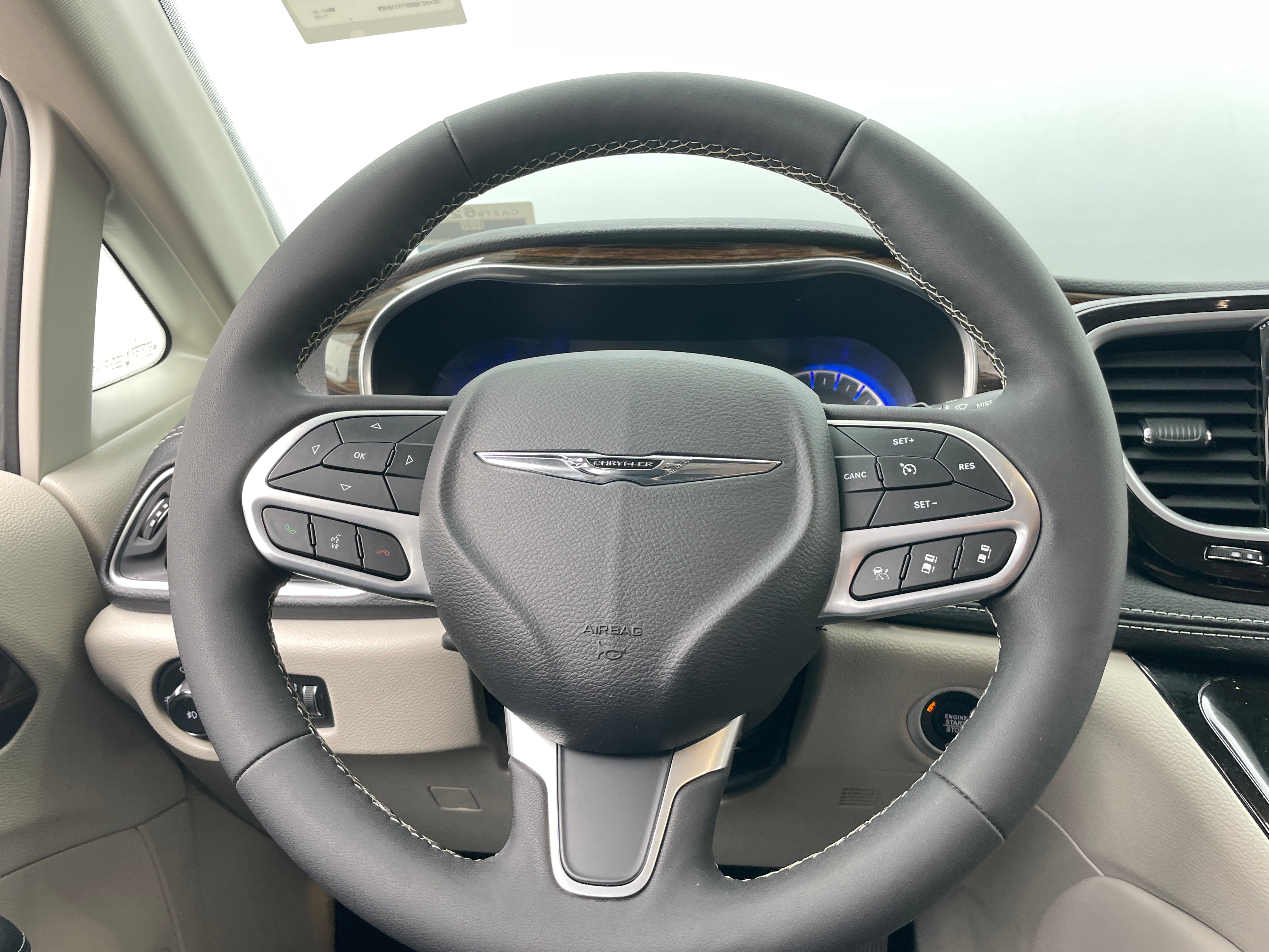 Thumbnail: 2023 Chrysler Pacifica - 4