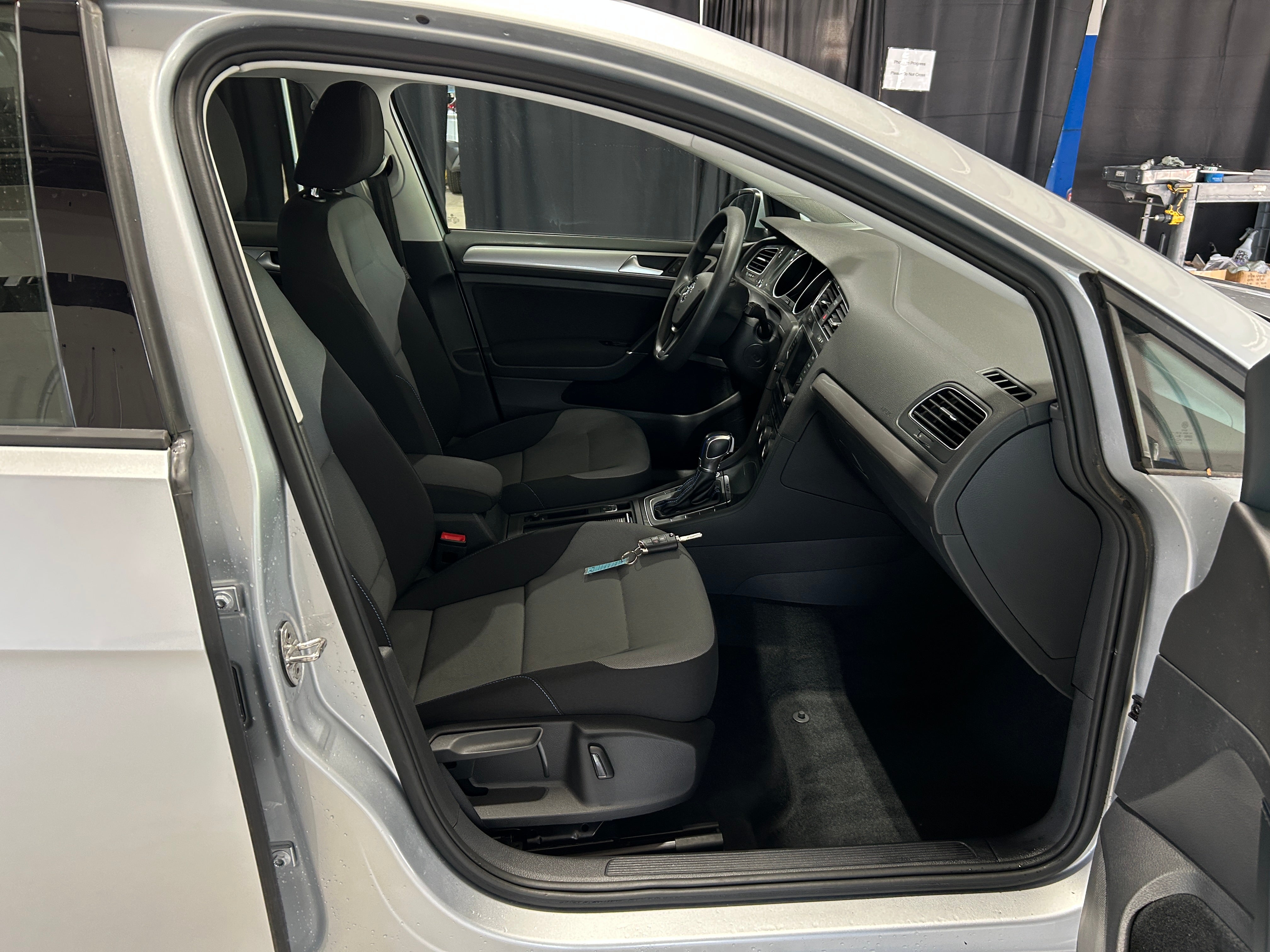 2016 Volkswagen e-Golf SE 2