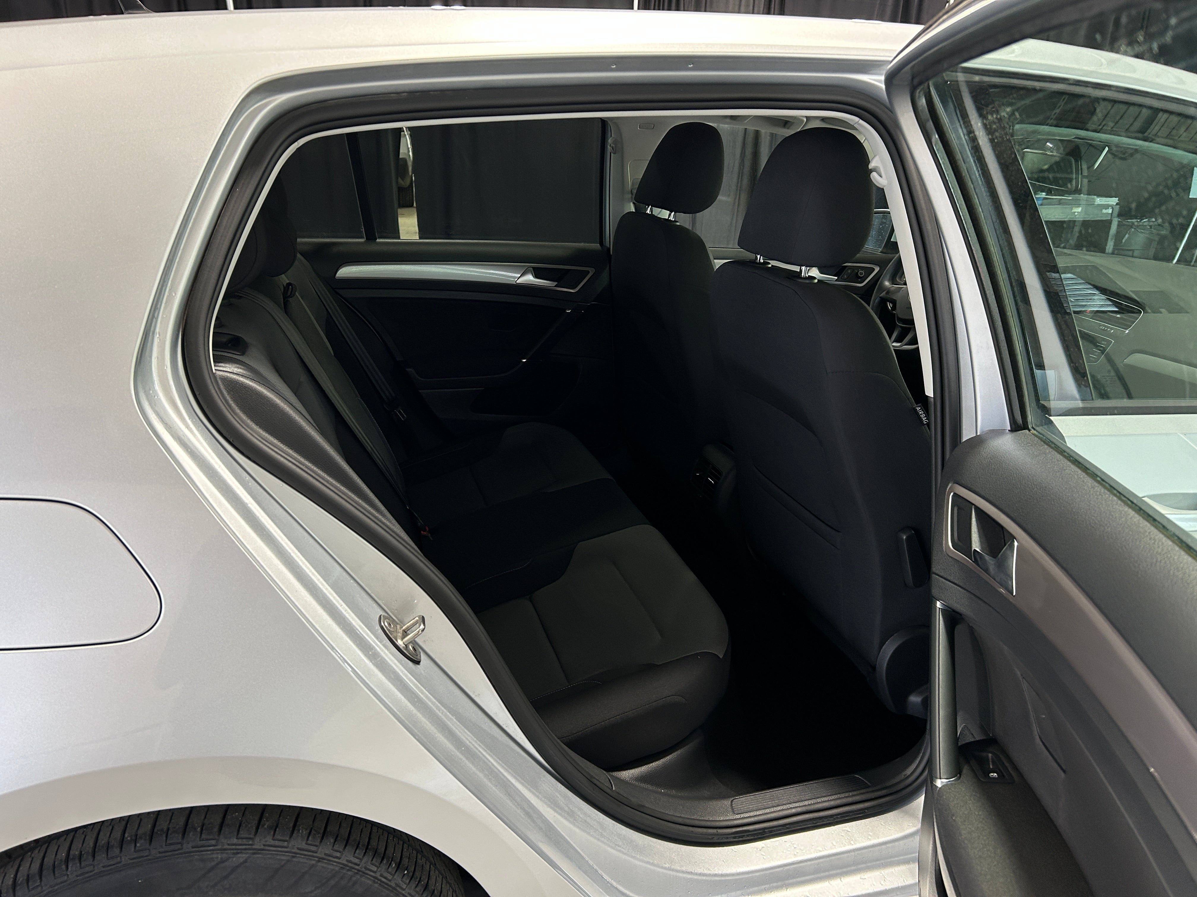 2016 Volkswagen e-Golf SE 6