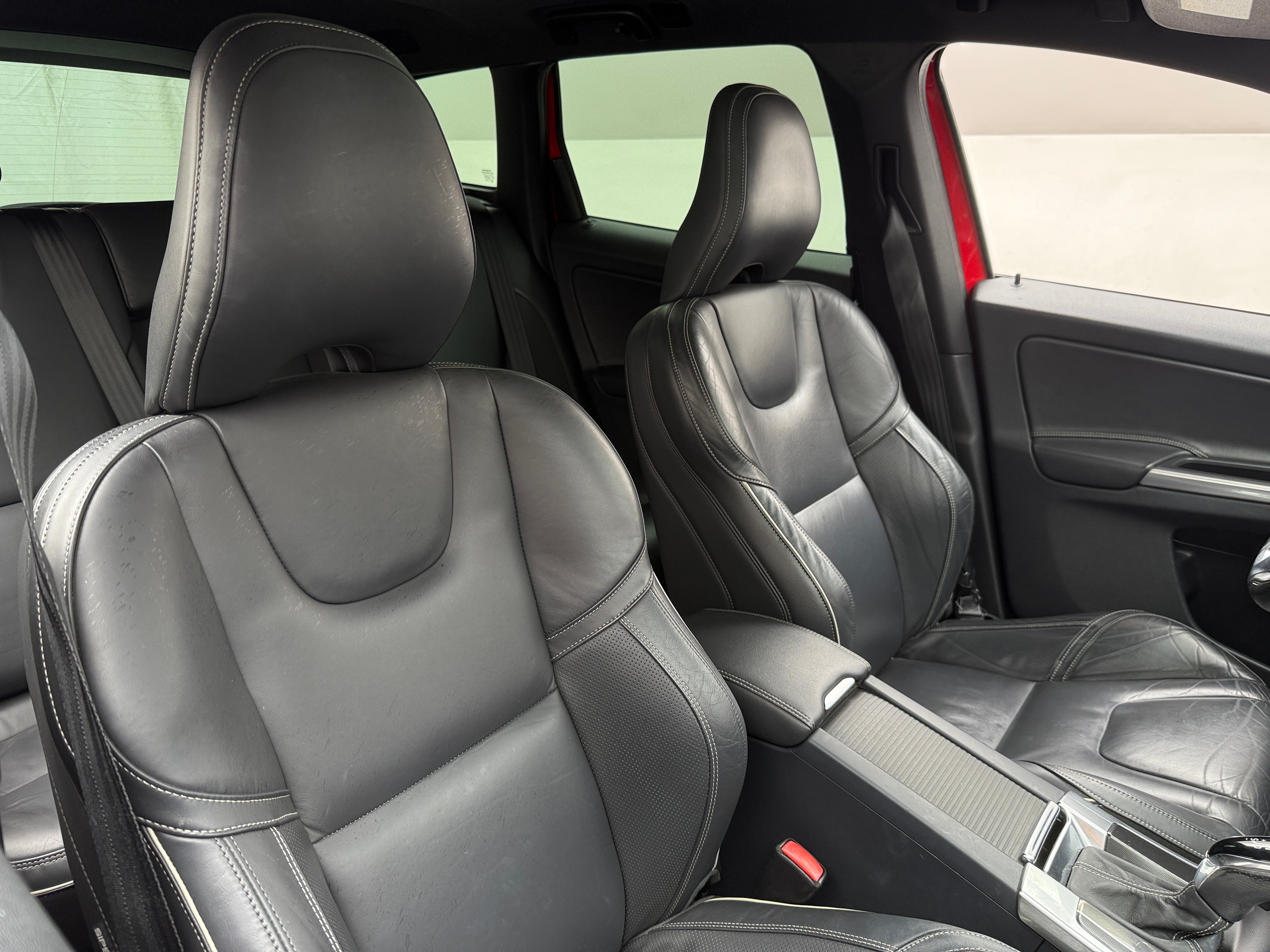 2015 Volvo XC60 T6 R-Design 2