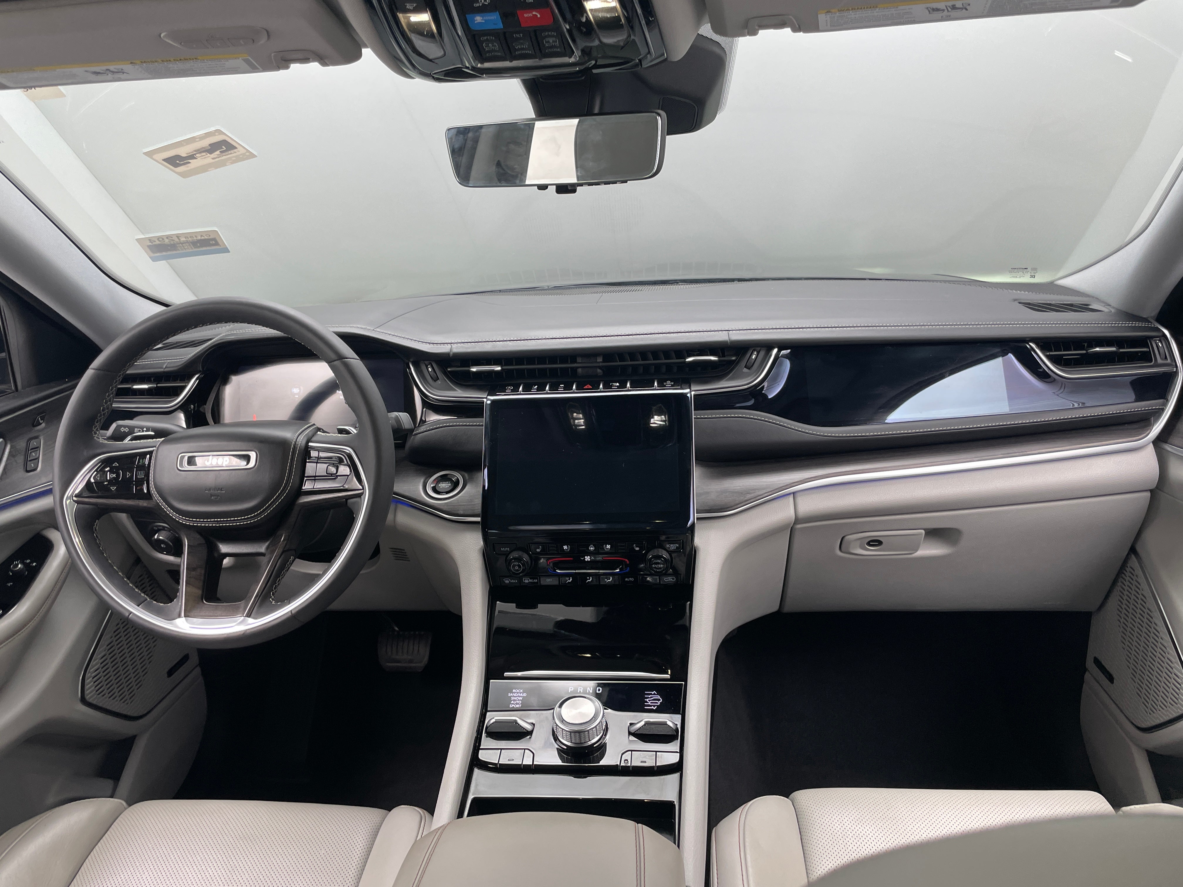 2023 Jeep Grand Cherokee Overland 2